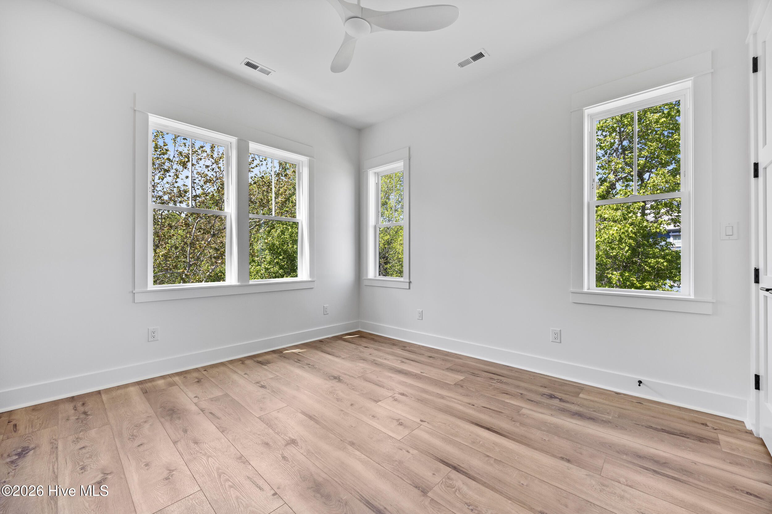 100567625 | Photo 43