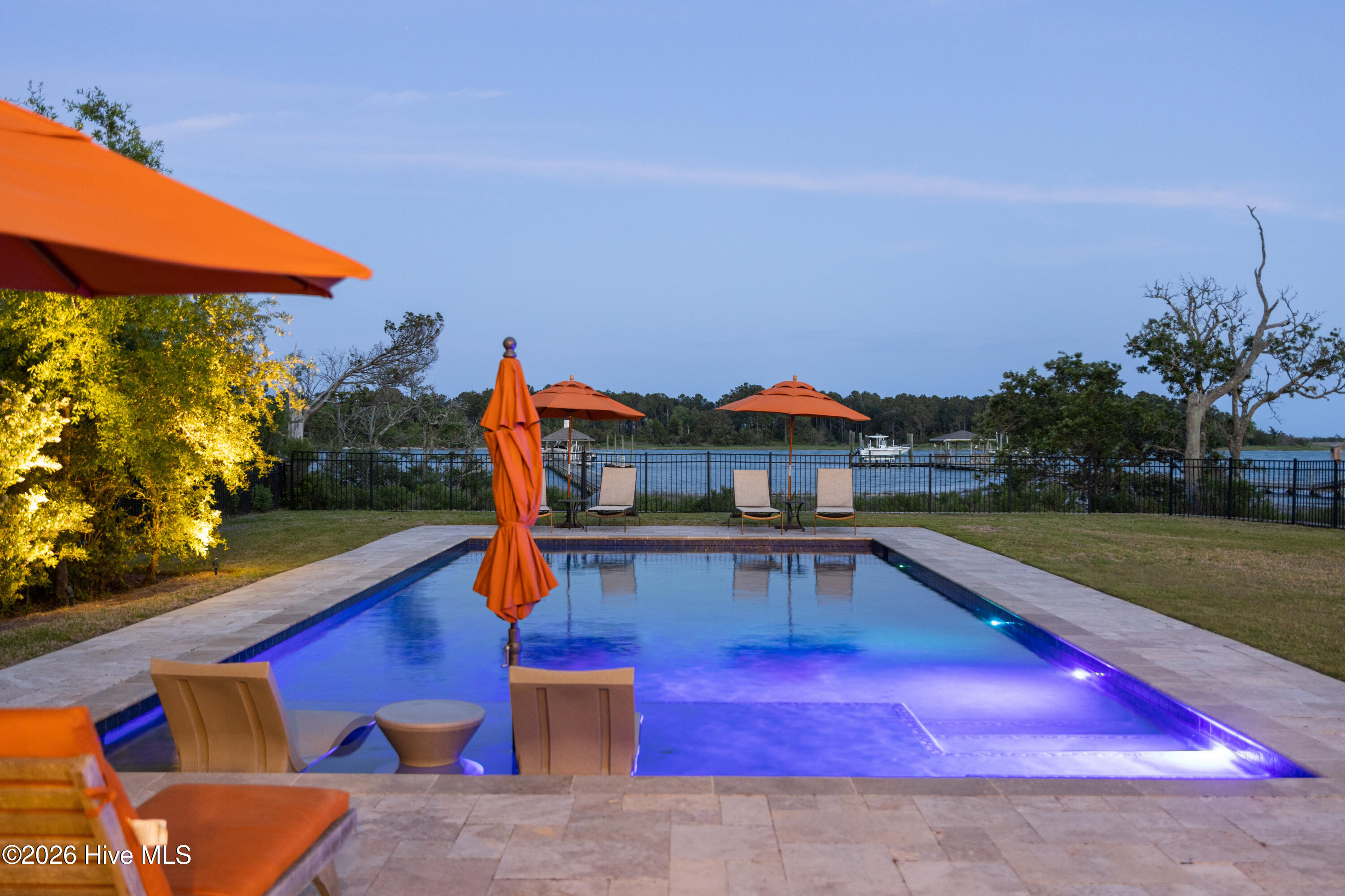 100564058 | Photo 15