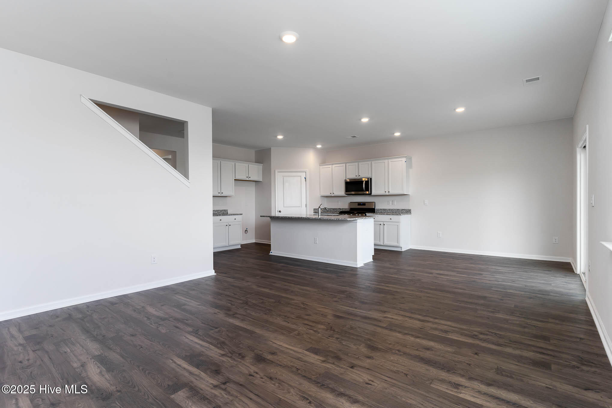 100550213 | Photo 14