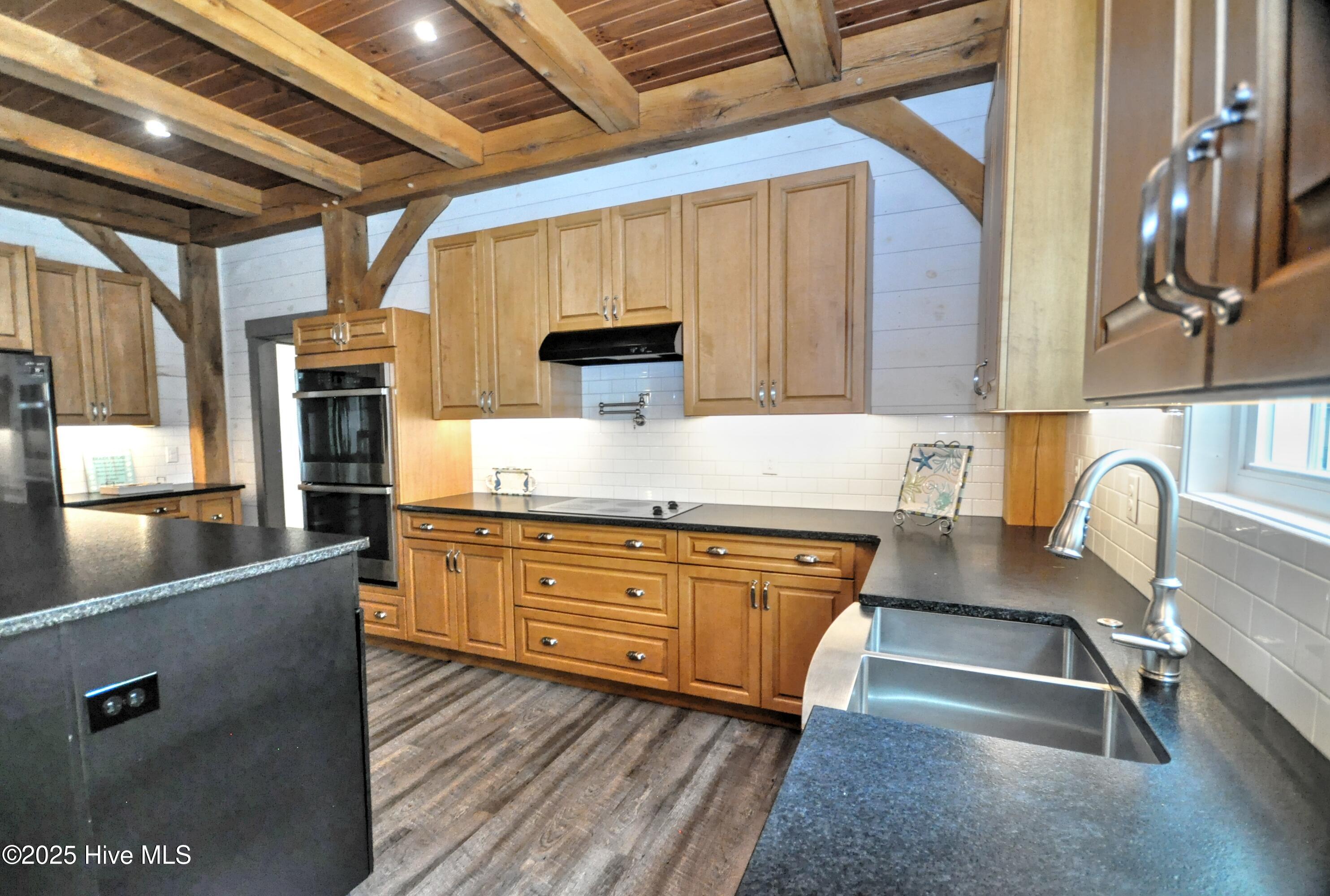 100535585 | Photo 30