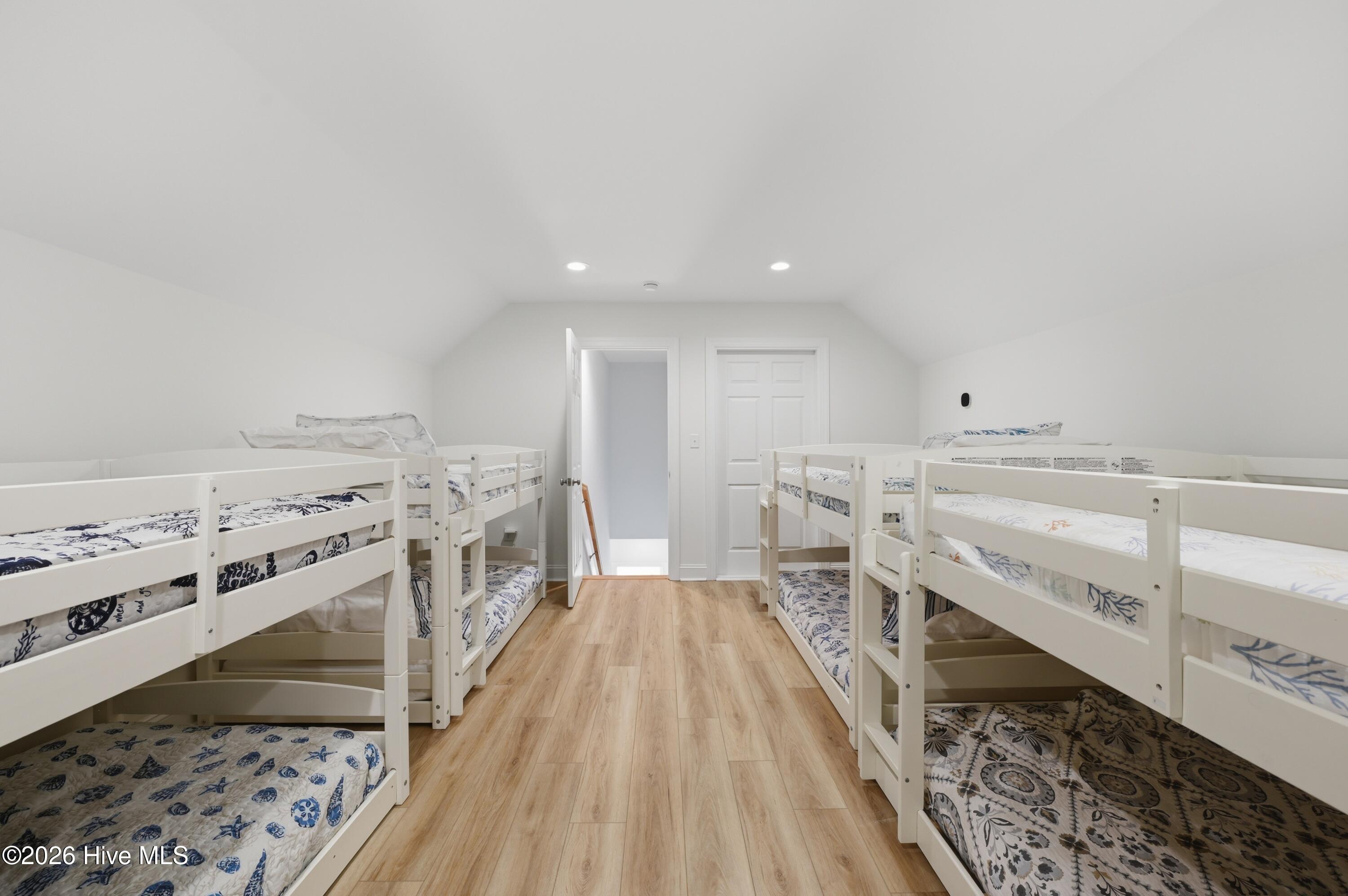 100561977 | Photo 49