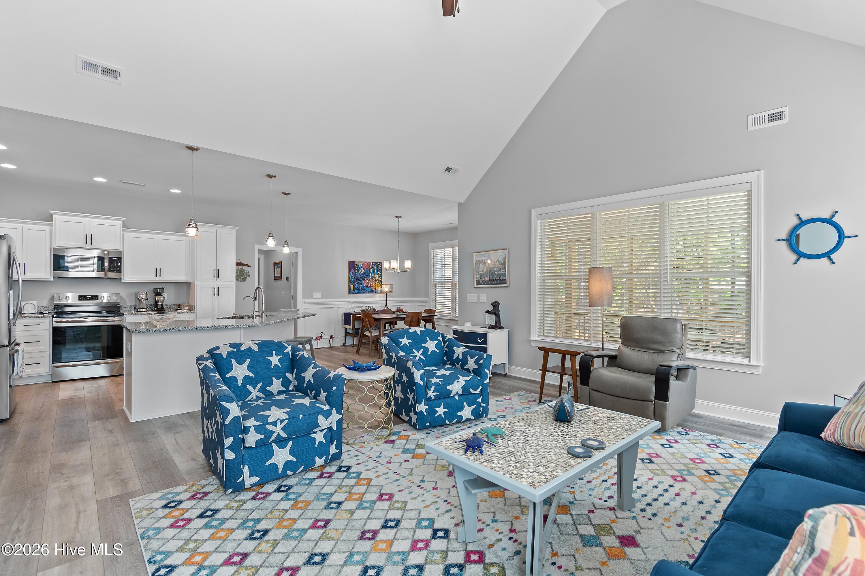 100568051 | Photo 15