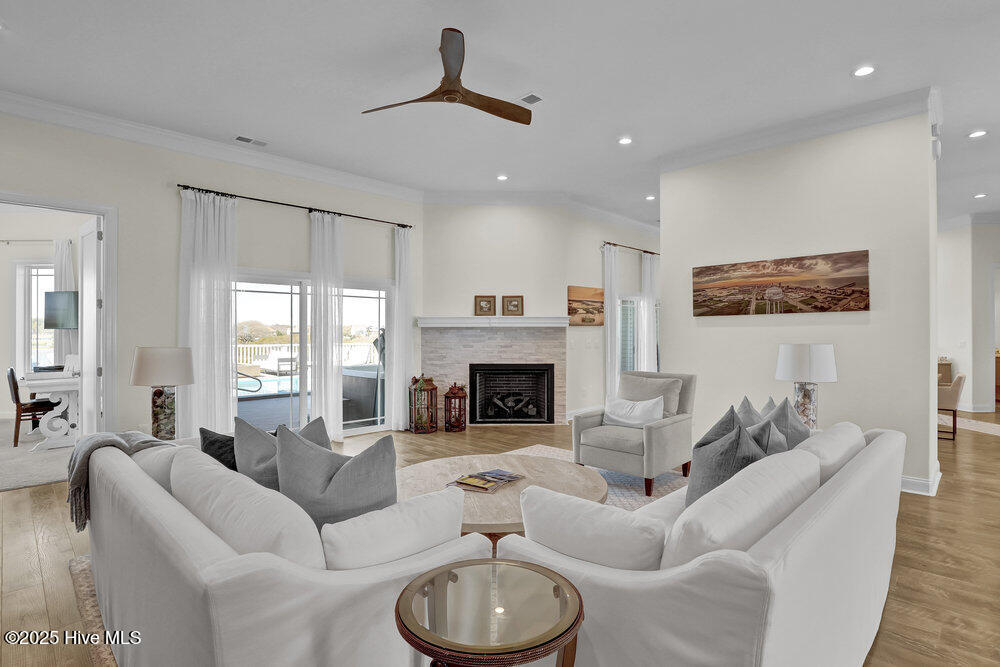 100499001 | Photo 15