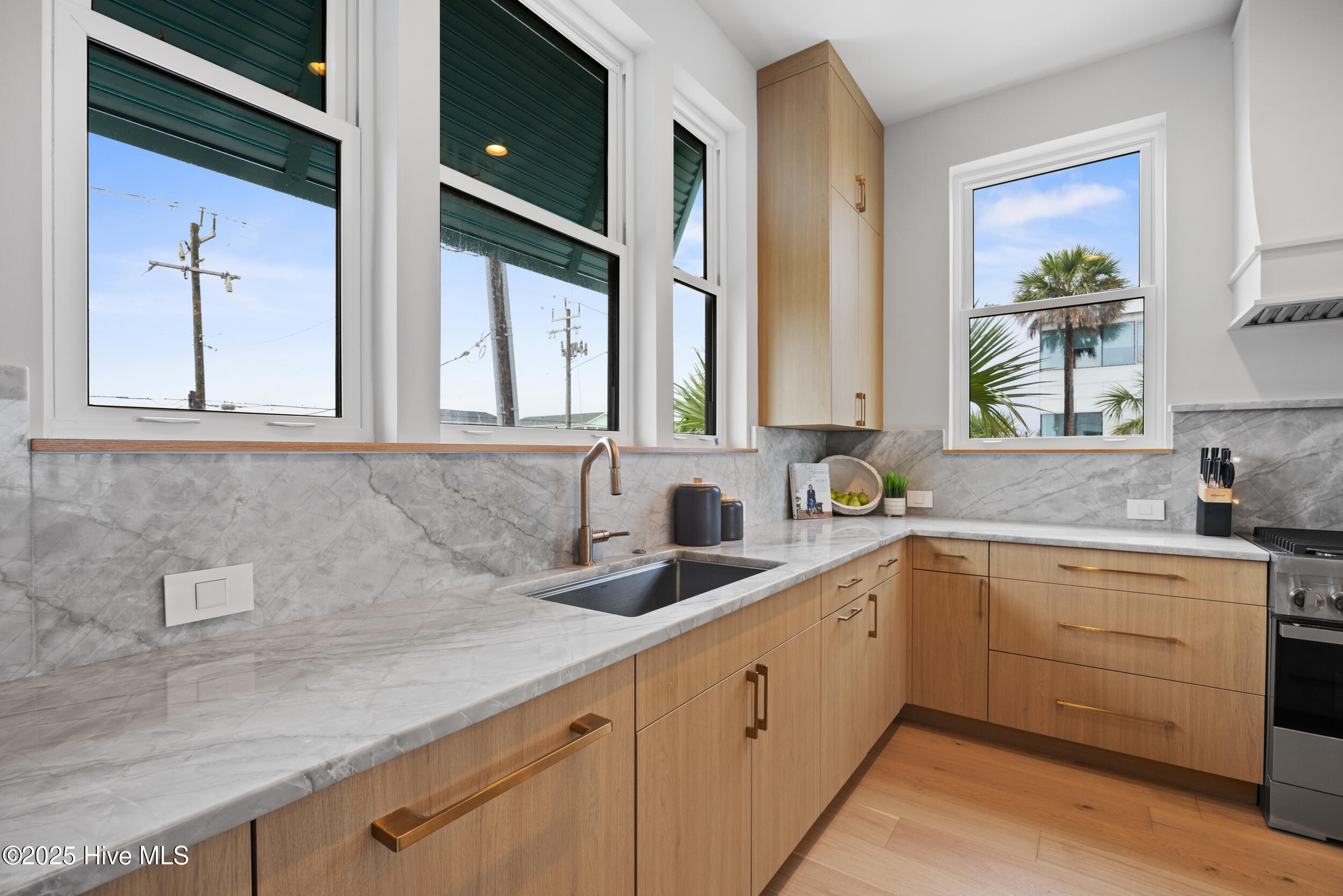 100537057 | Photo 12