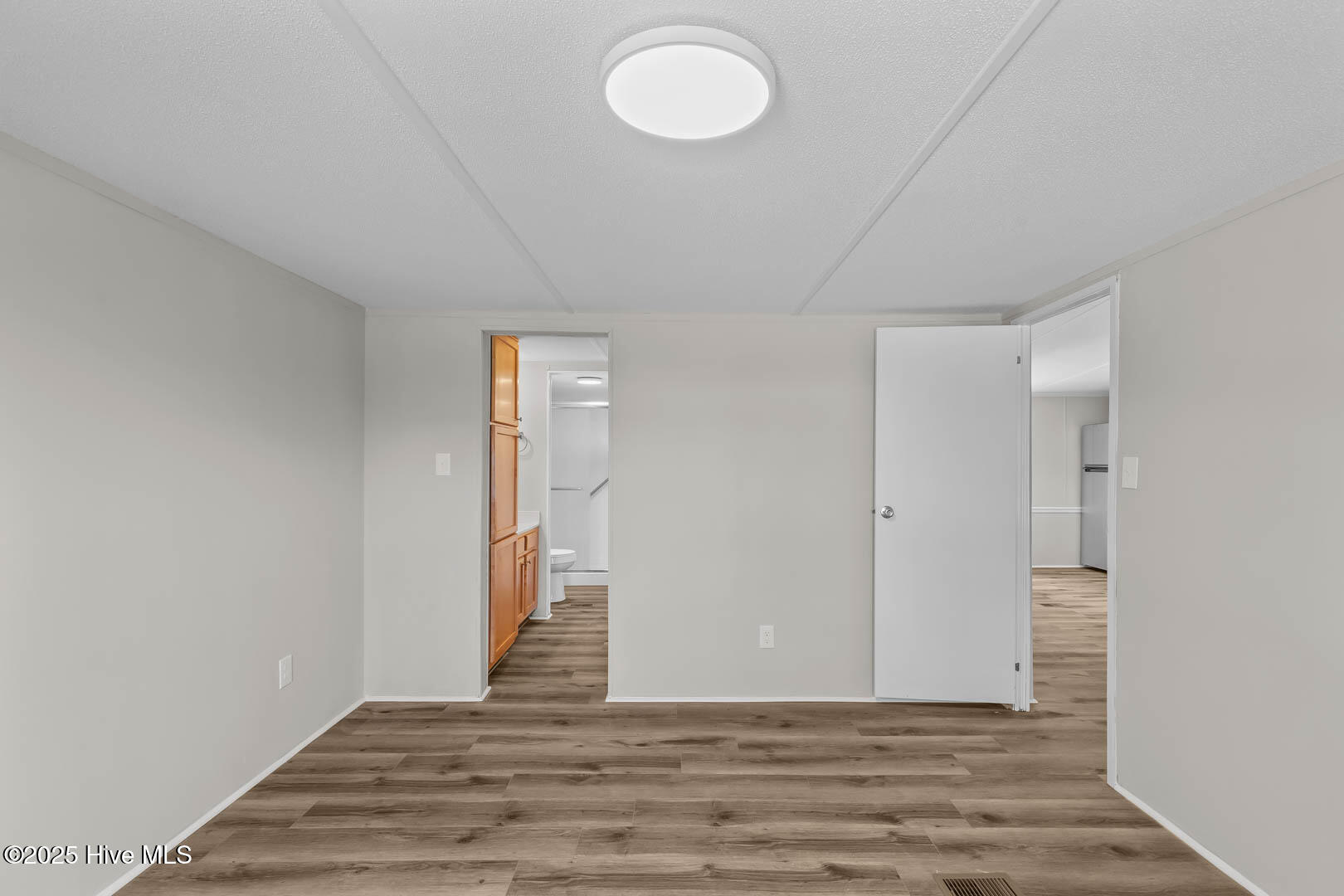 100565795 | Photo 17