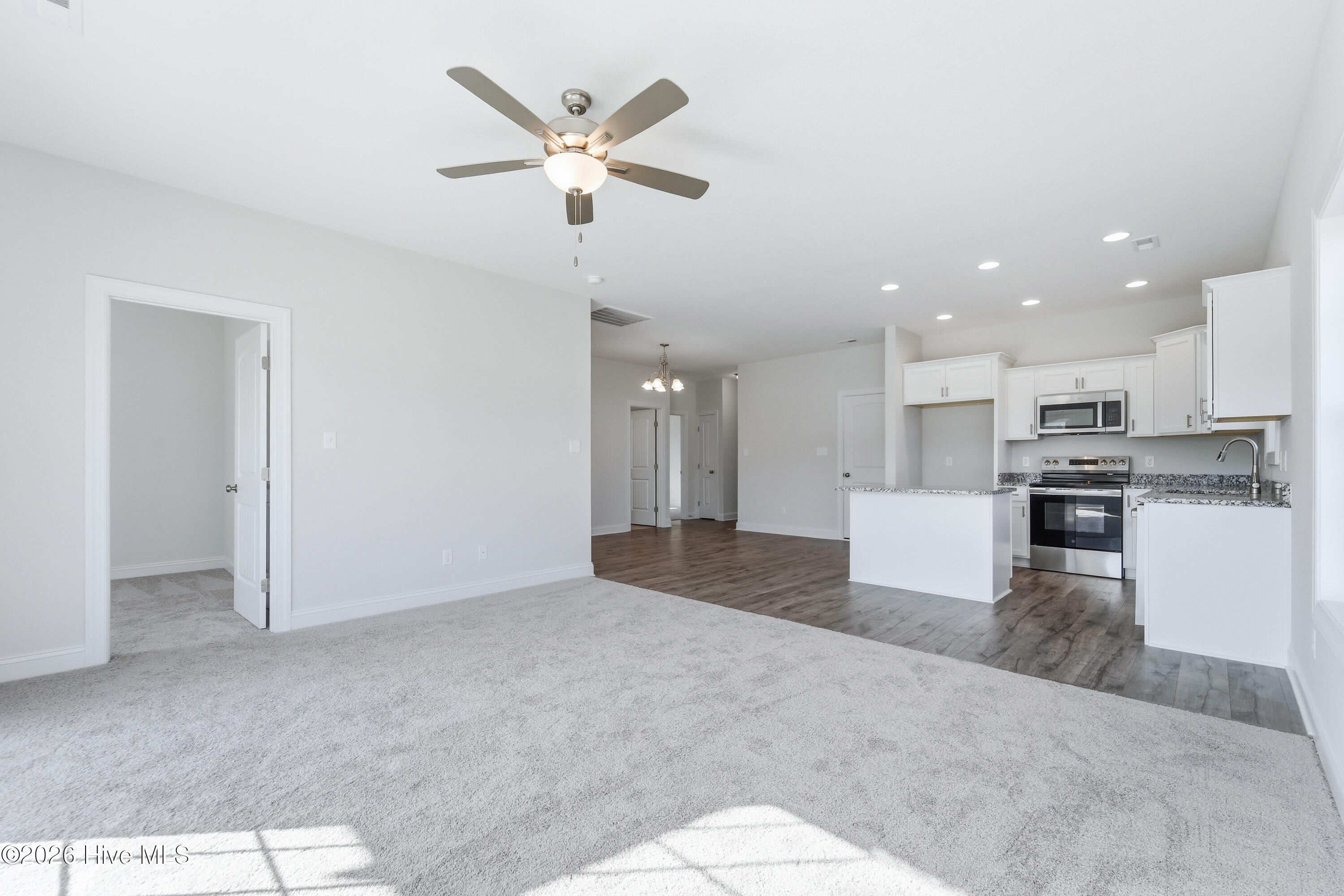 100530742 | Photo 13