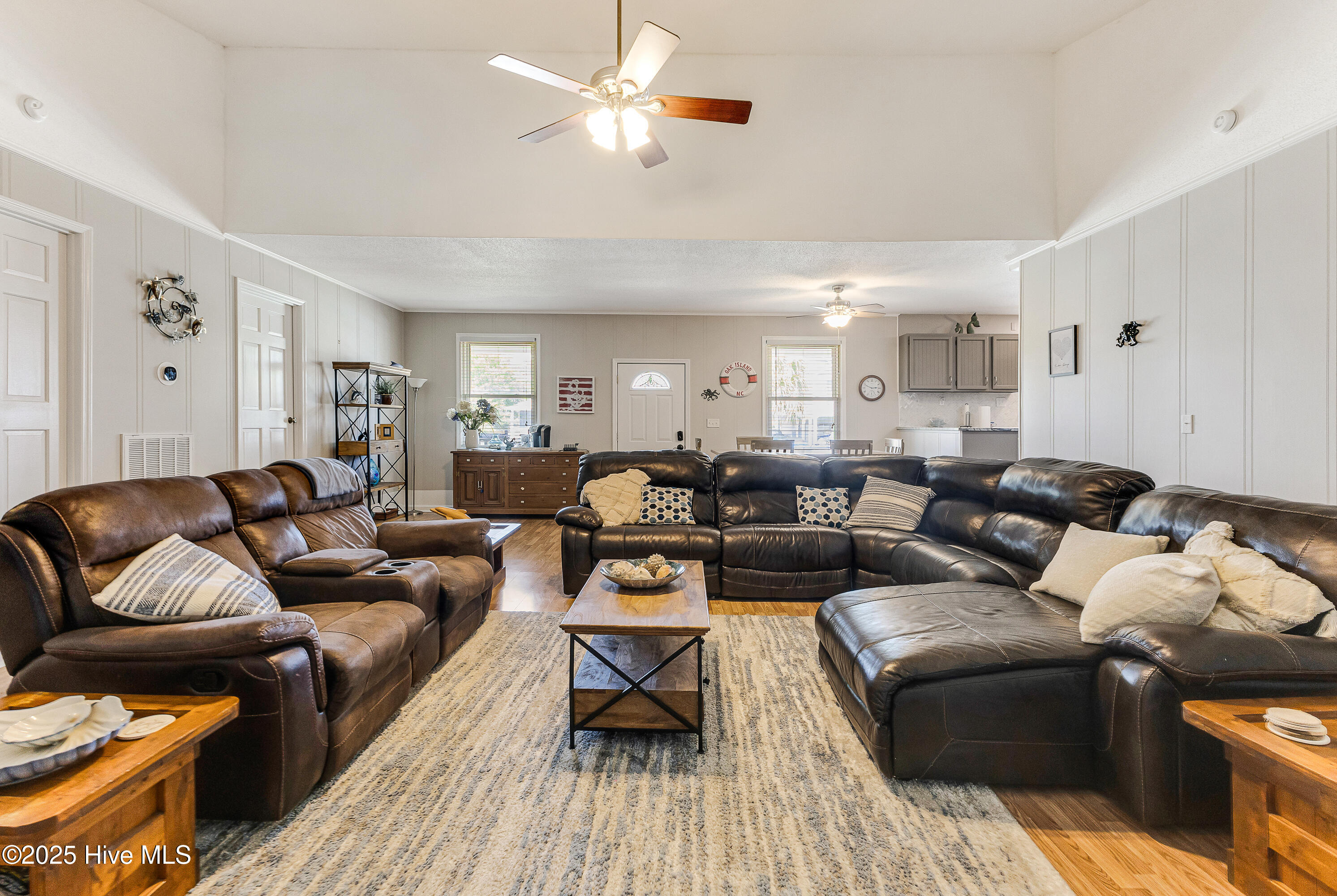 100536488 | Photo 11