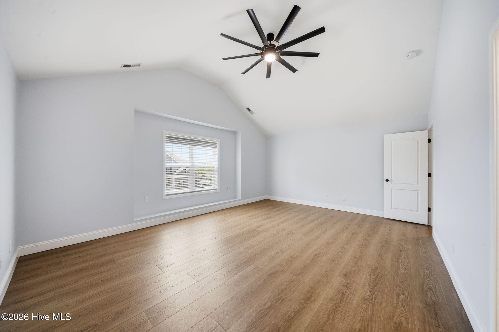 100566874 | Photo 34