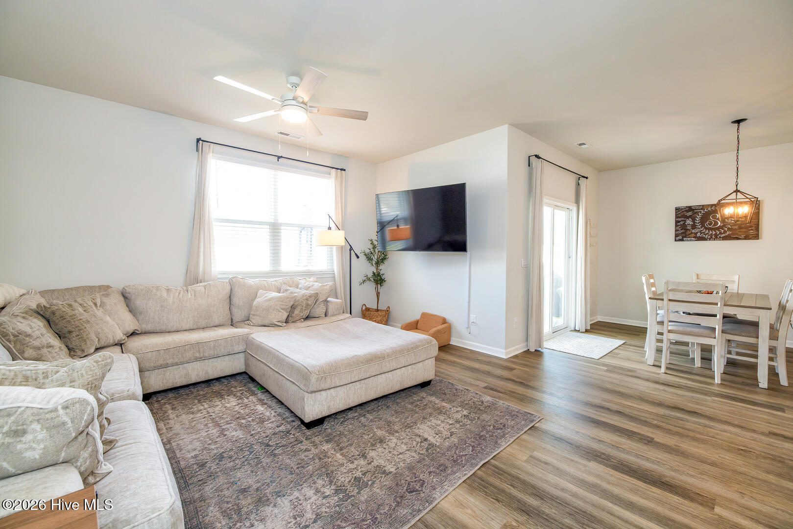 100560328 | Photo 11