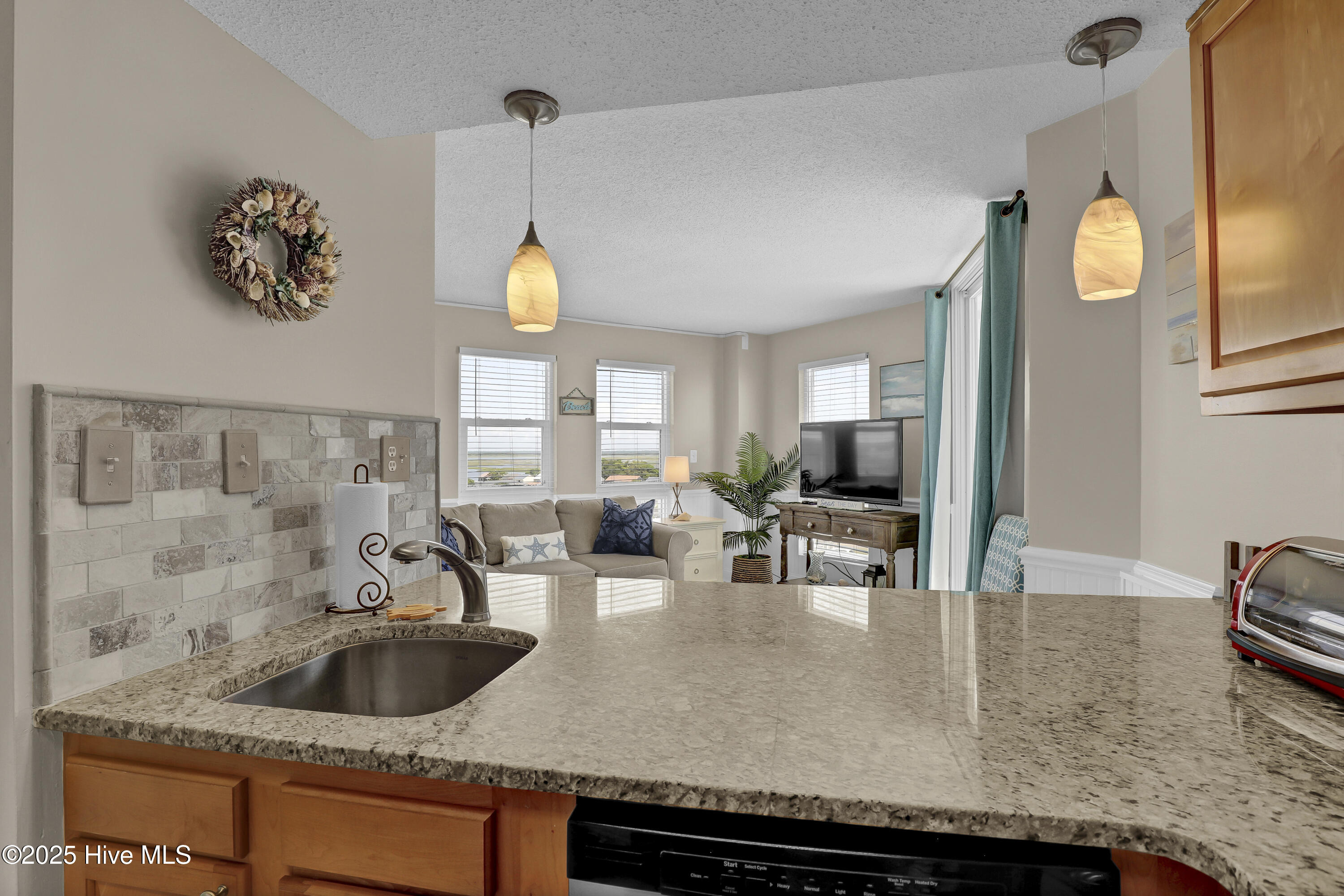 100517614 | Photo 16