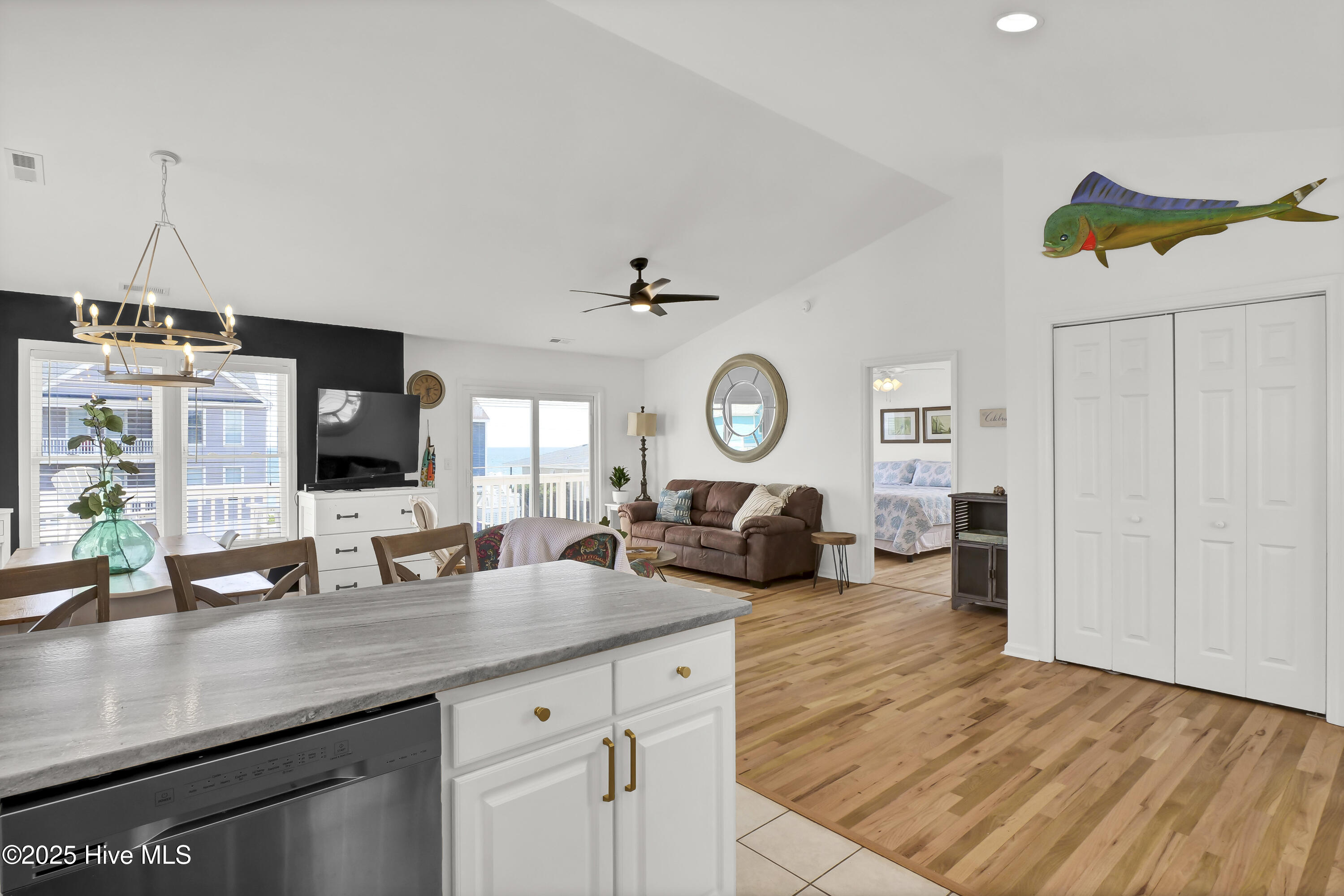 100521300 | Photo 34