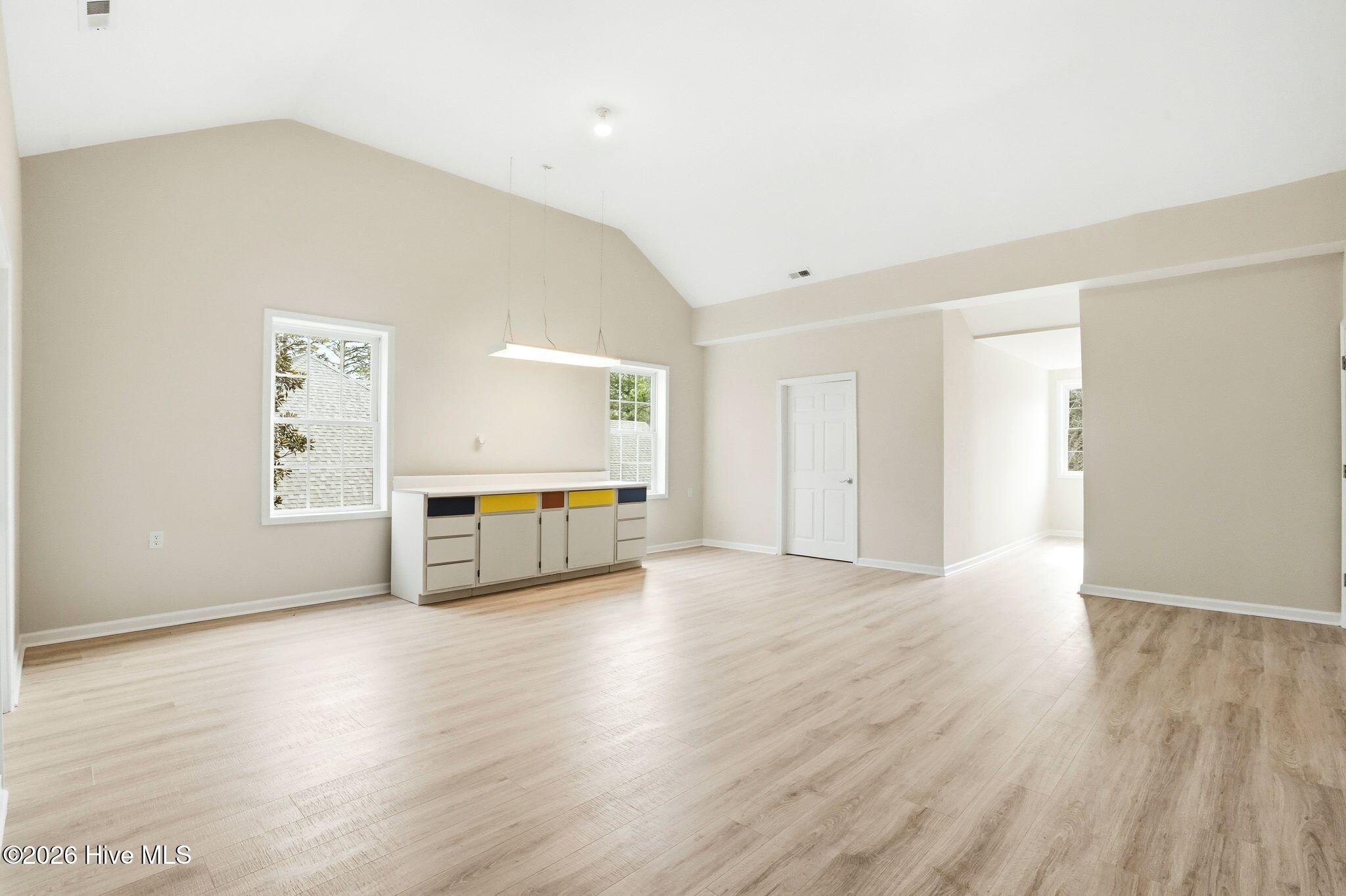 100563594 | Photo 50