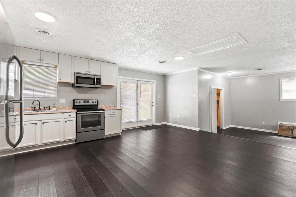 09-Dining Area & Kitchen