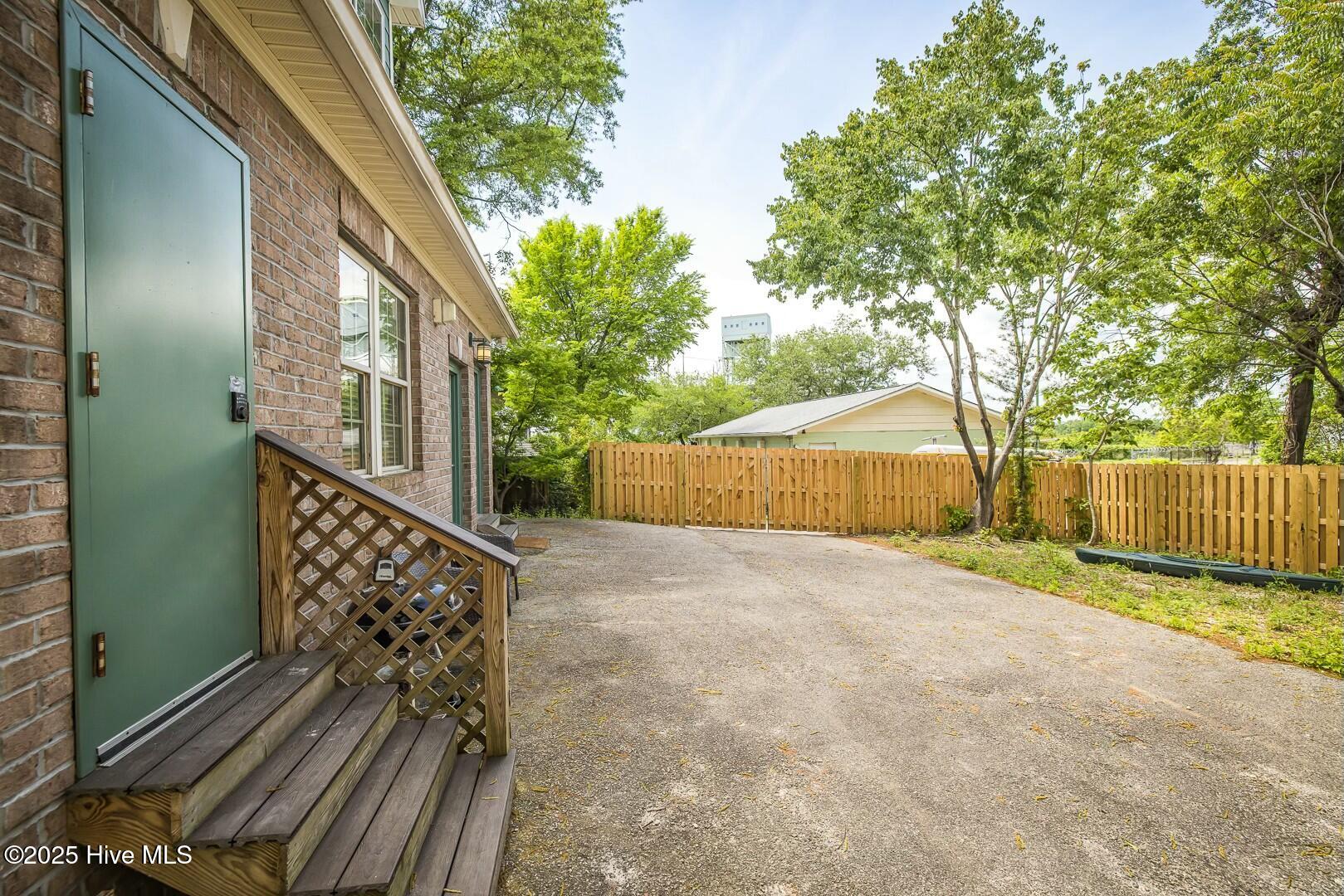 100548209 | Photo 25