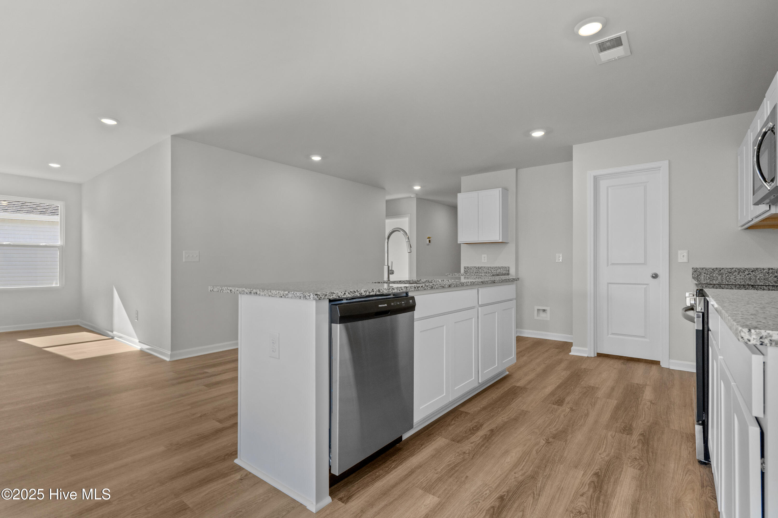 100528315 | Photo 14