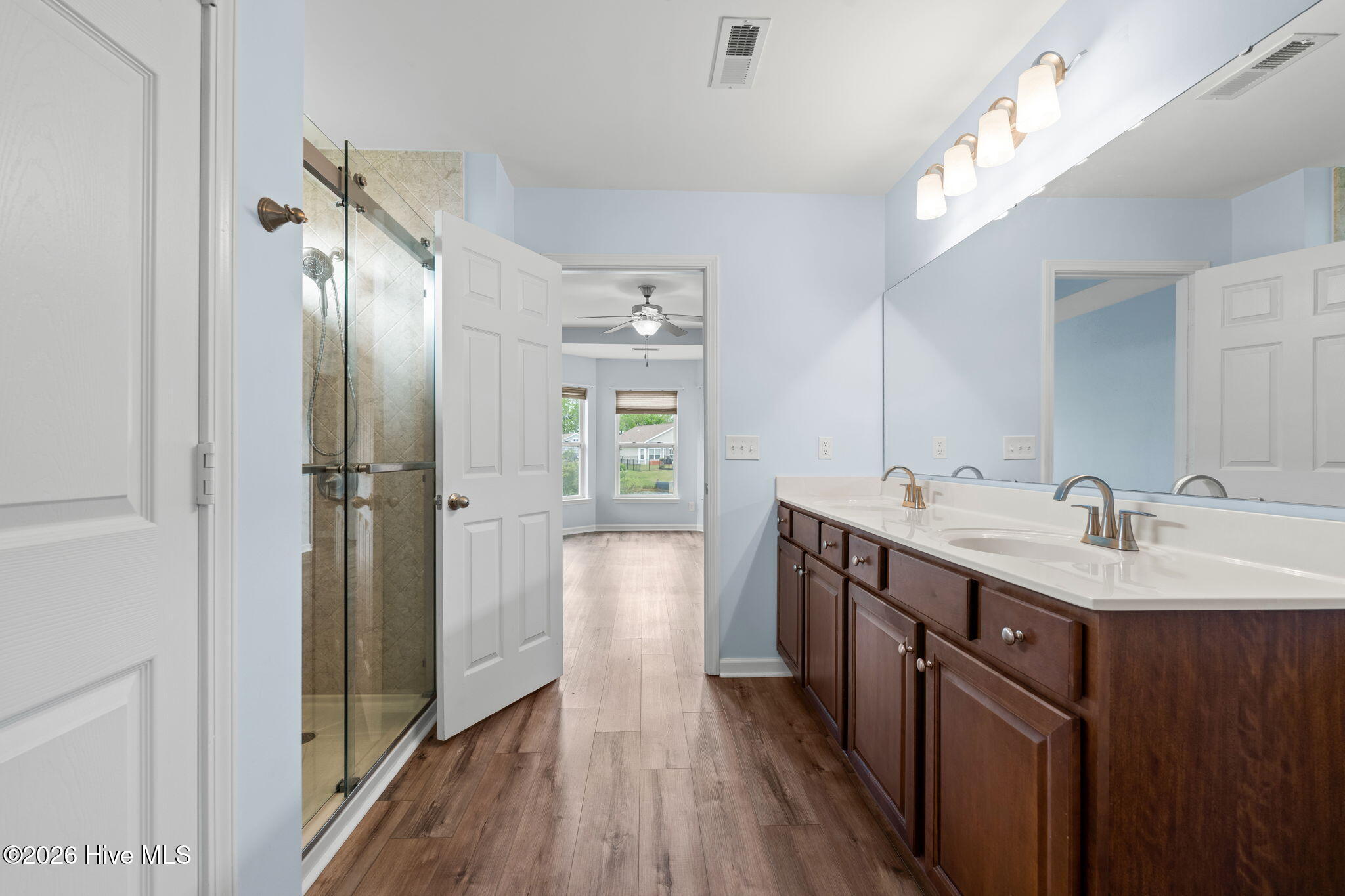 100565577 | Photo 21