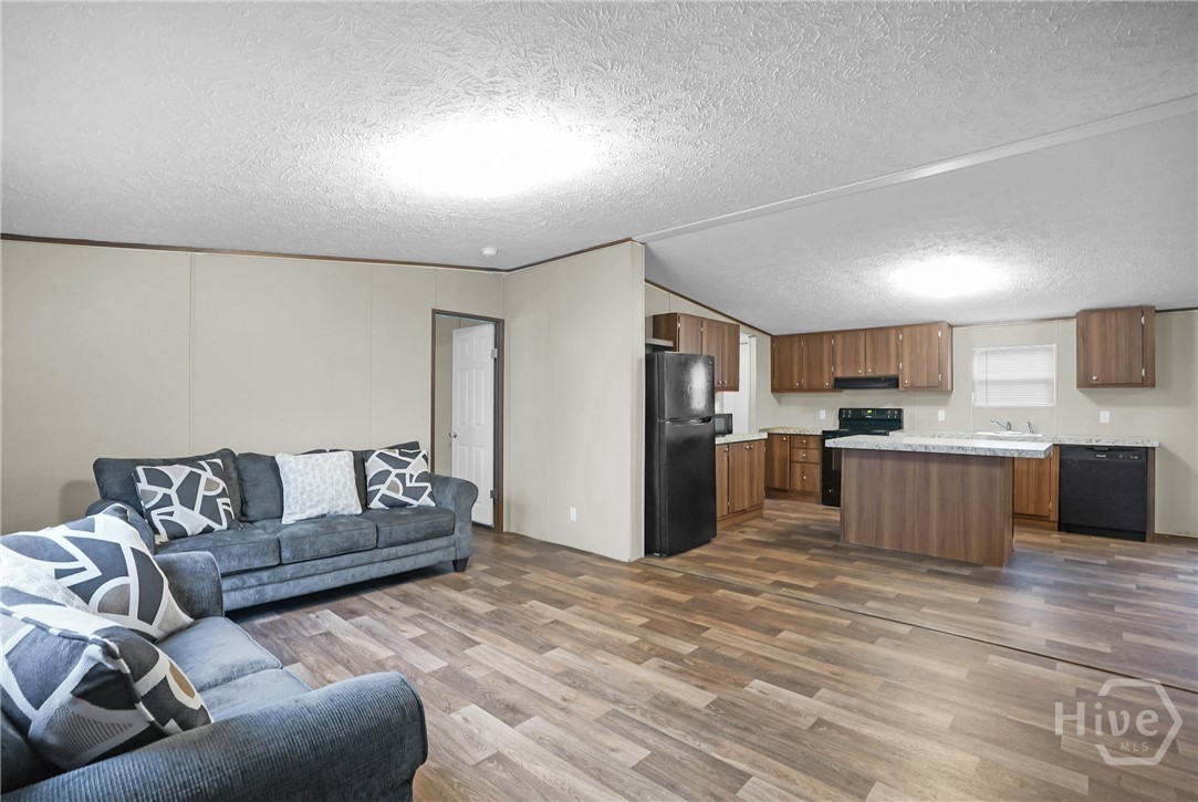 Entertainment area with view to the kitchen