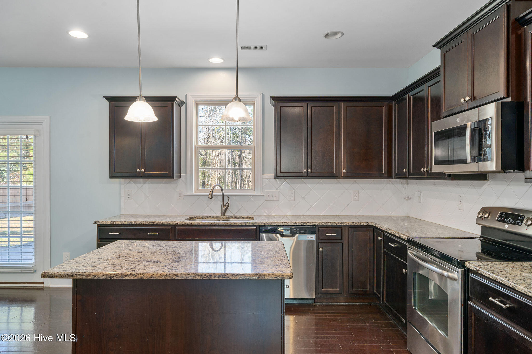 100547626 | Photo 10