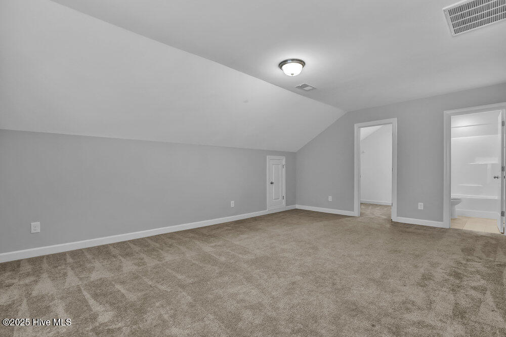 100556310 | Photo 24