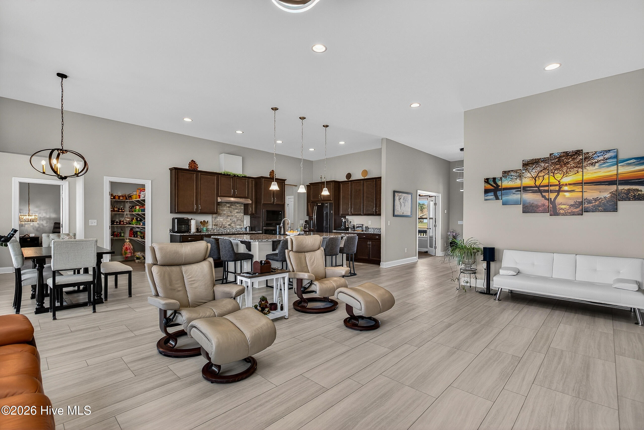 100561338 | Photo 14