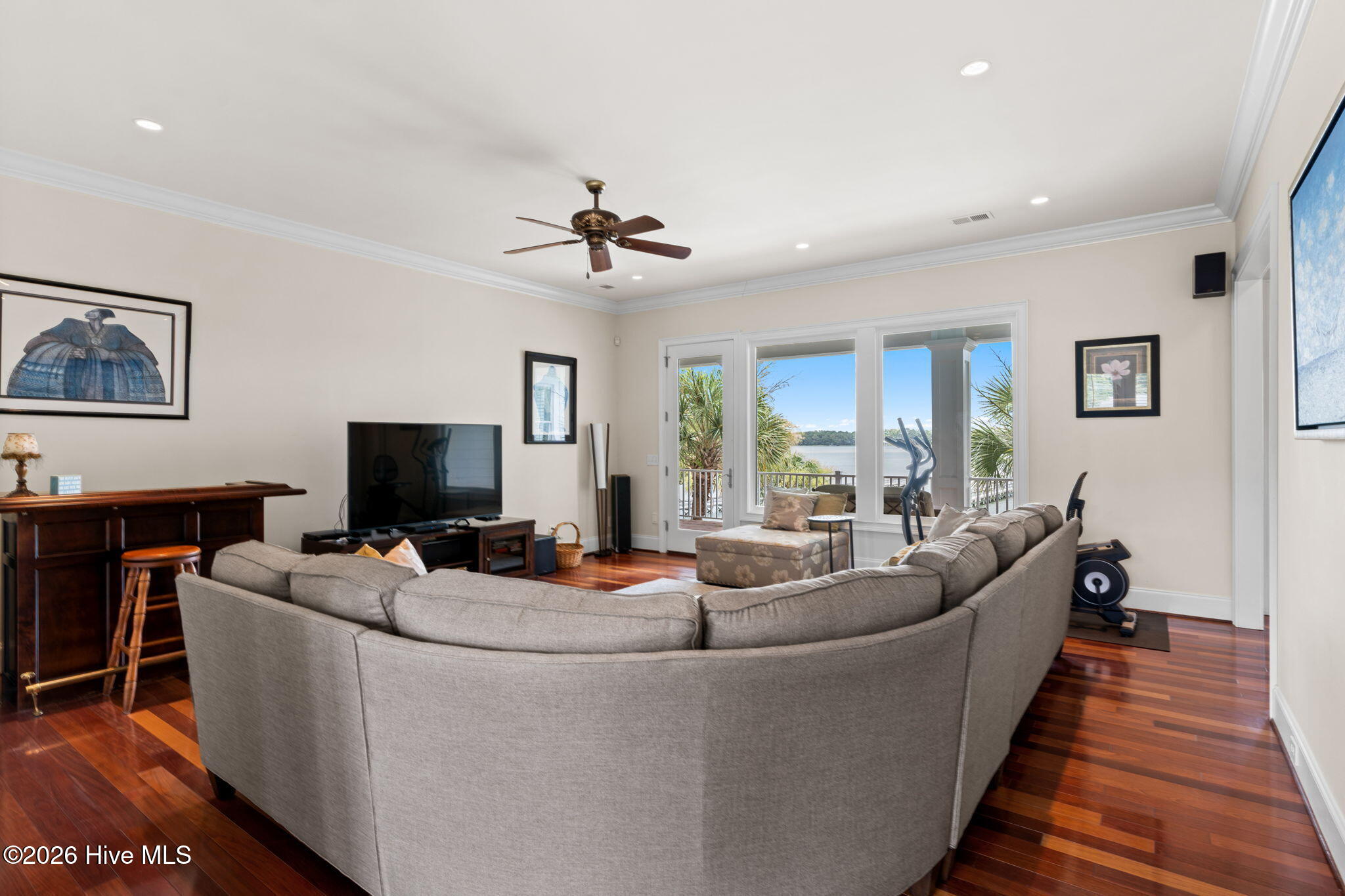 100554709 | Photo 71