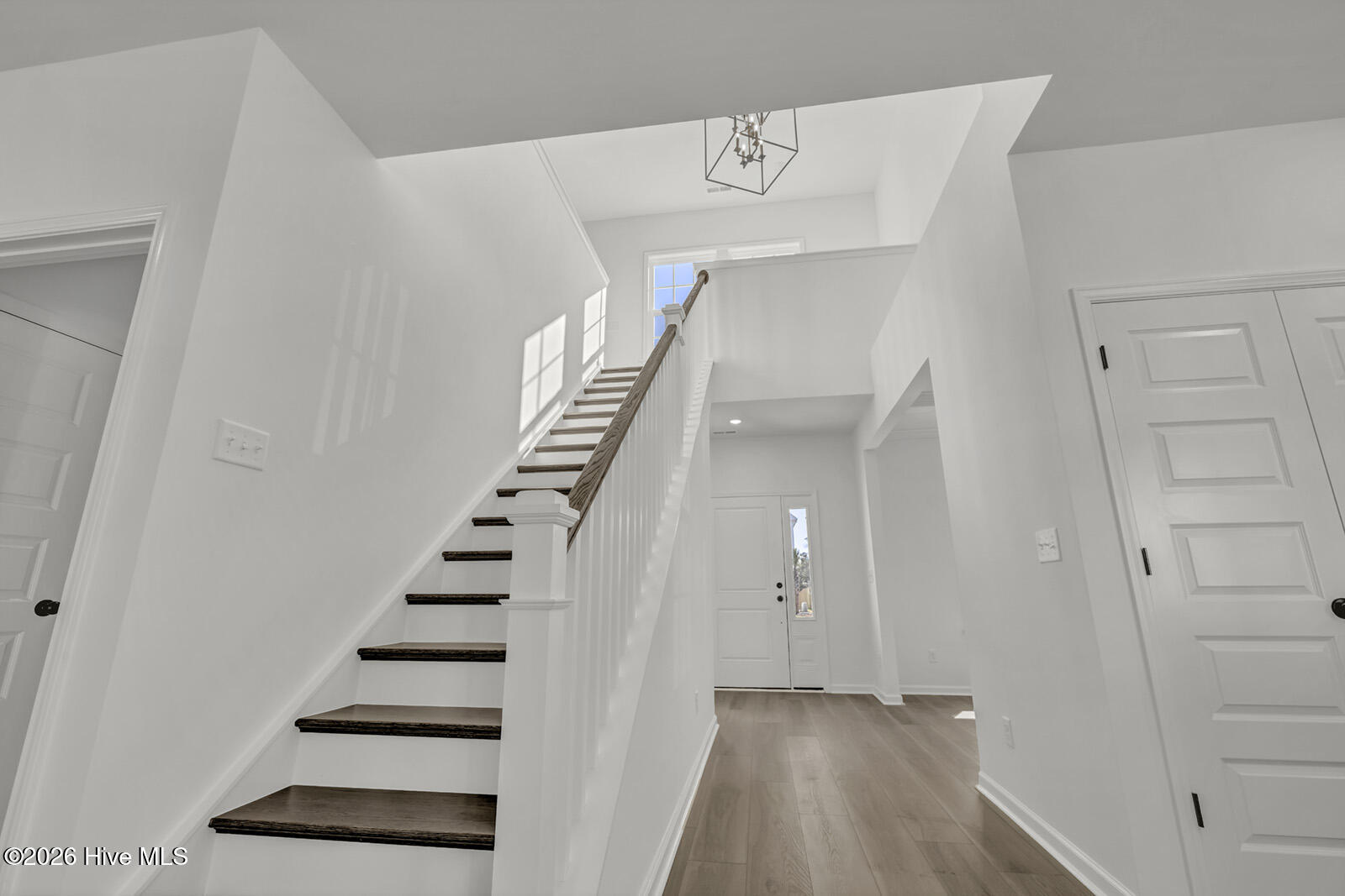 100561900 | Photo 18