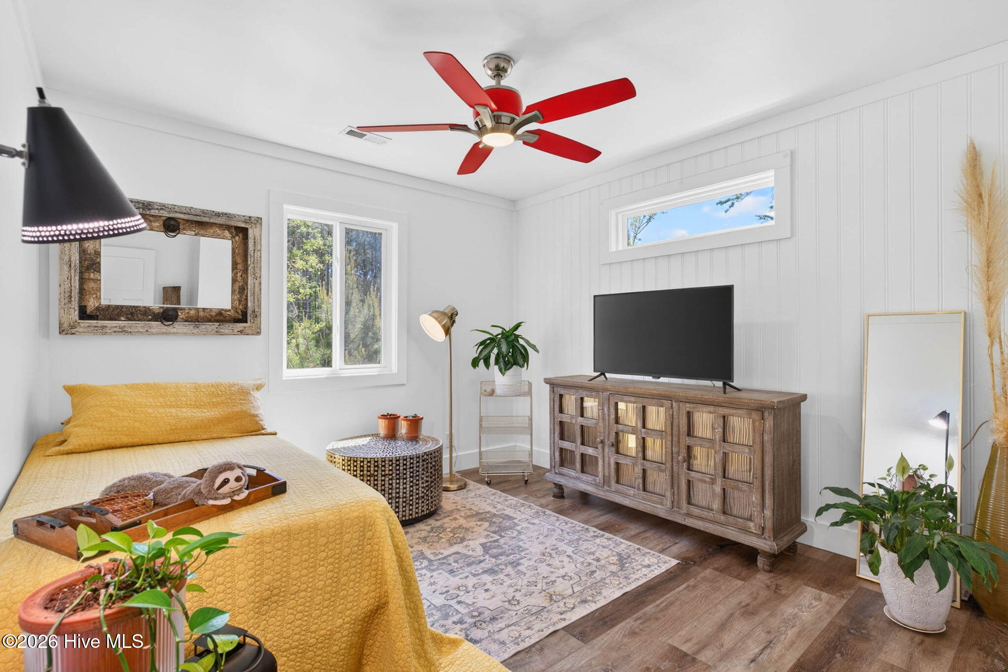 100568923 | Photo 36