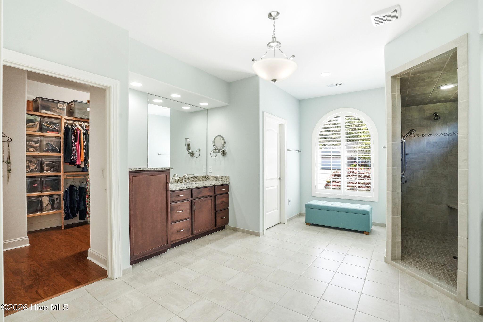 100565235 | Photo 33