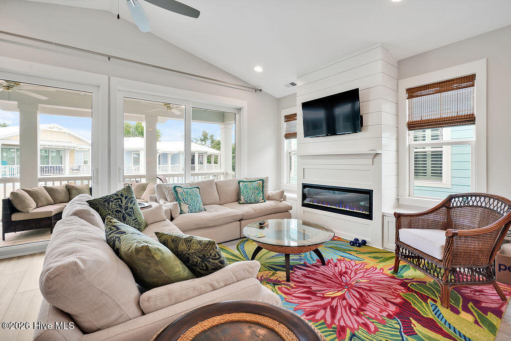 100561001 | Photo 27