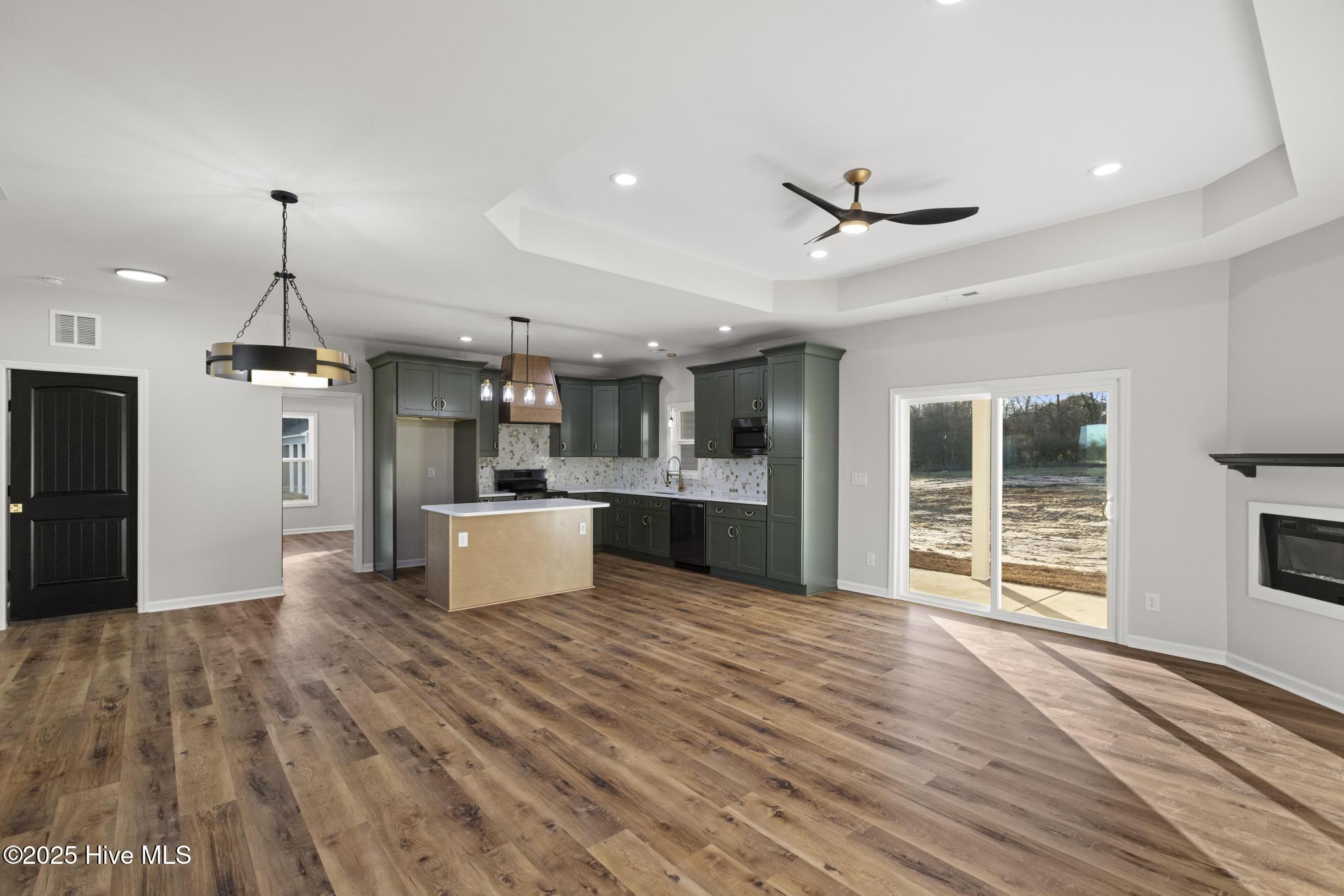 100557317 | Photo 15