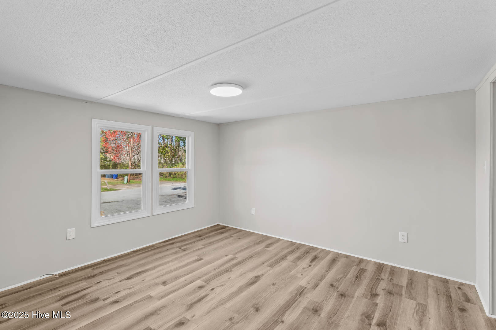 100565795 | Photo 15