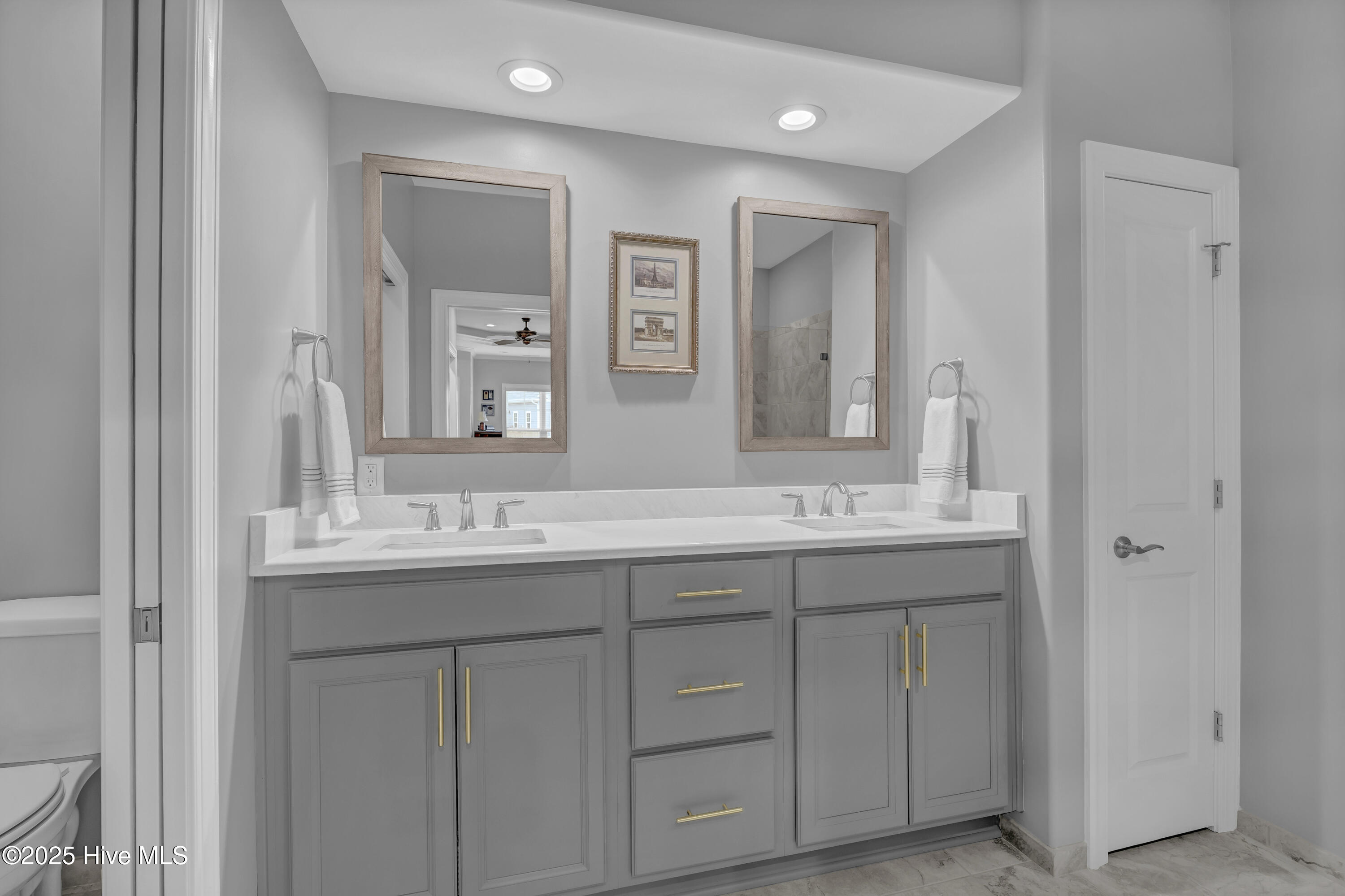 100544142 | Photo 17