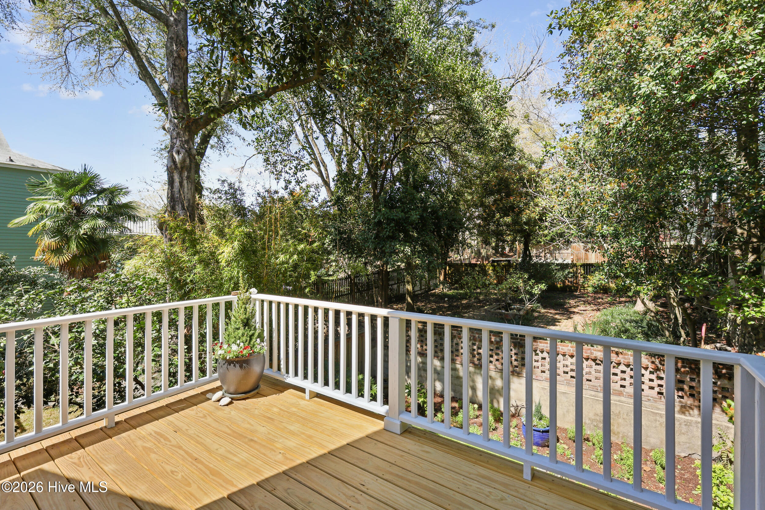 100561300 | Photo 58