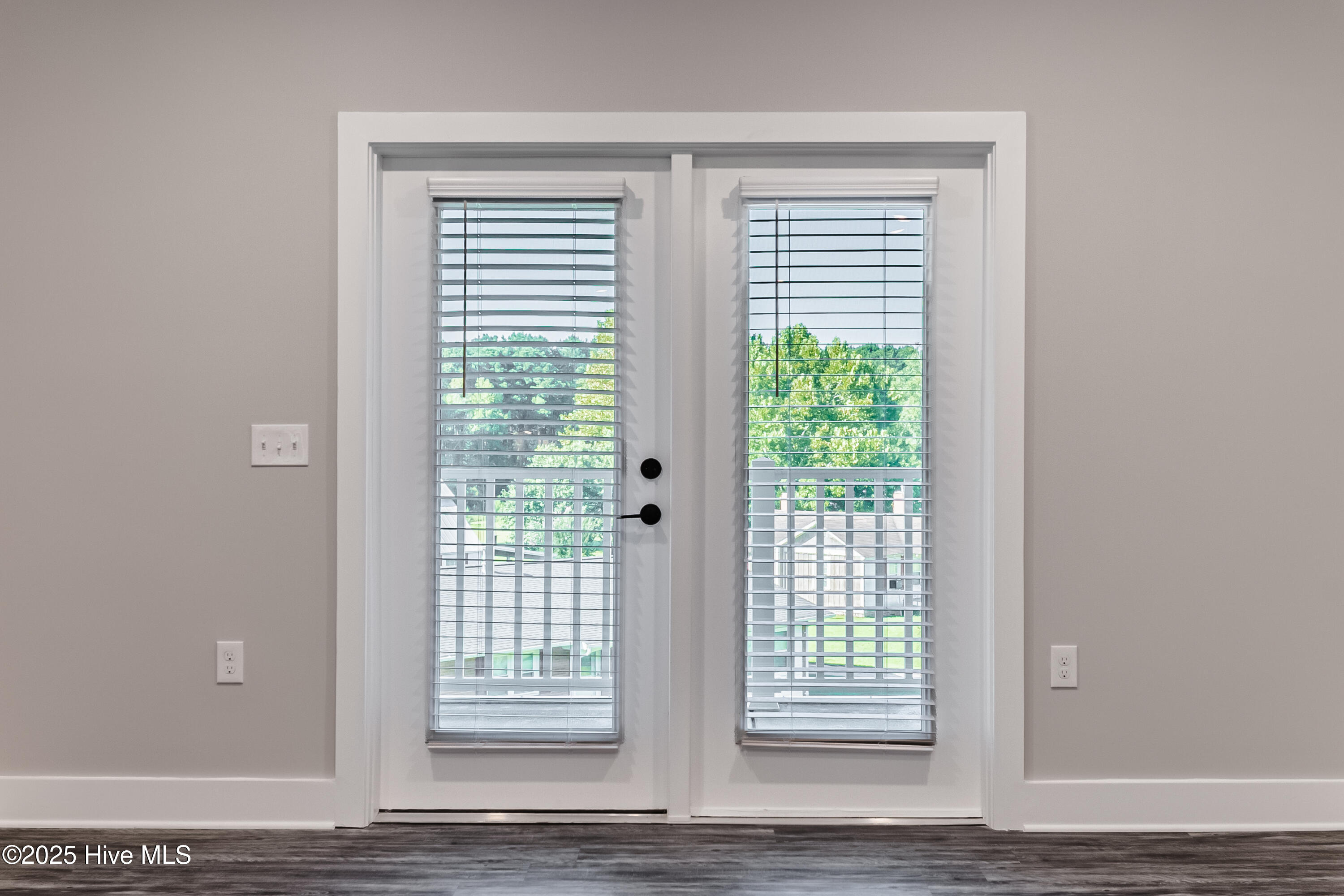 100529358 | Photo 33