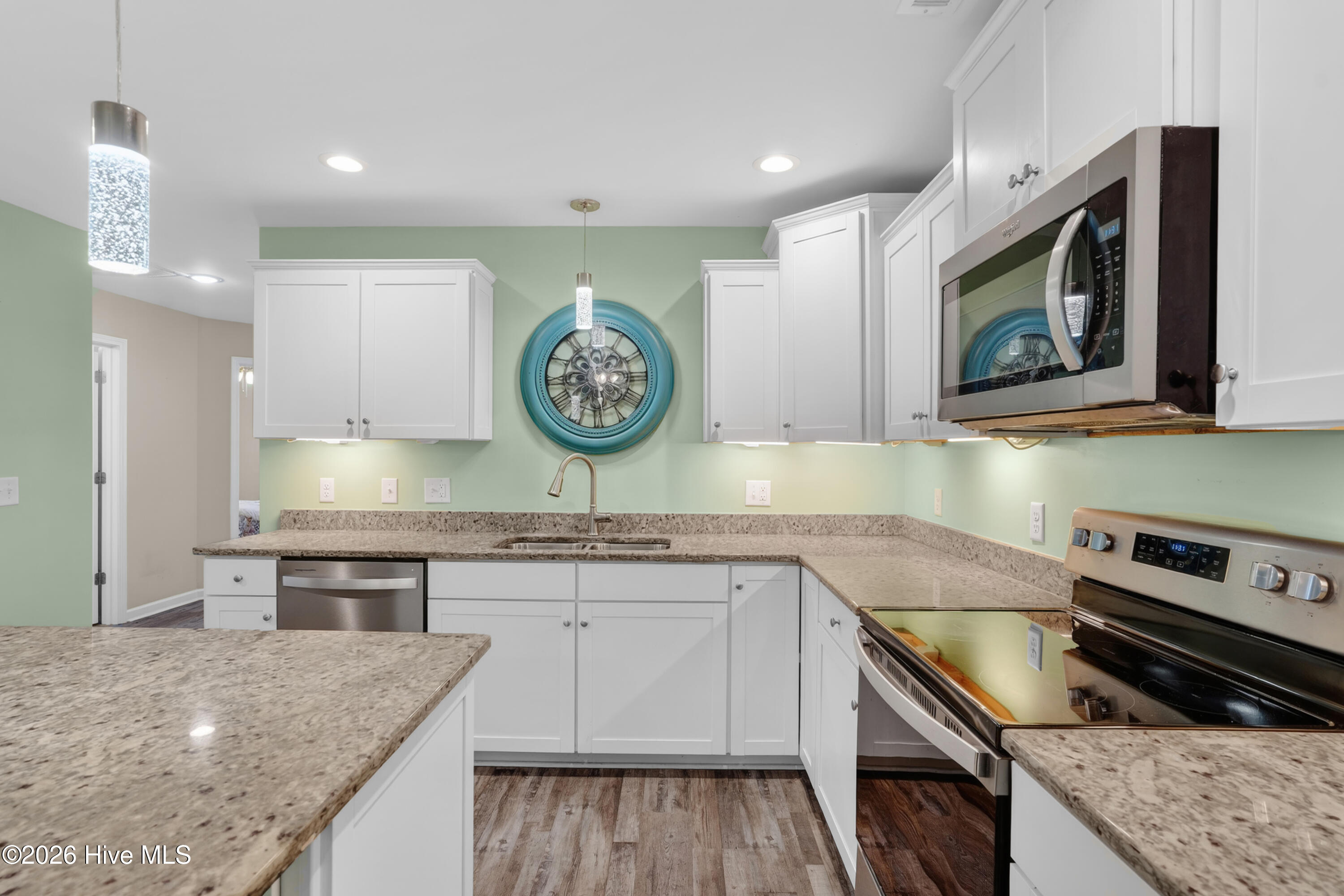 100570645 | Photo 15