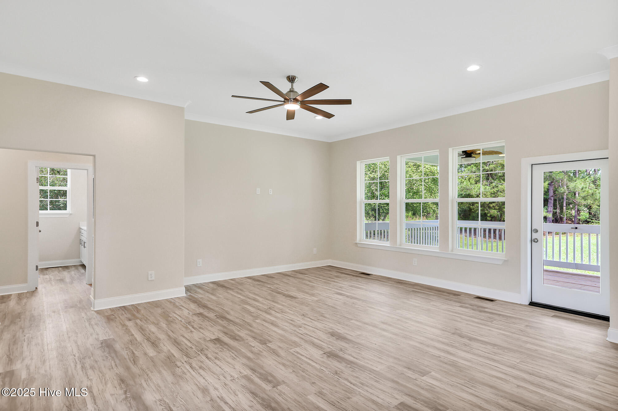 100482648 | Photo 16