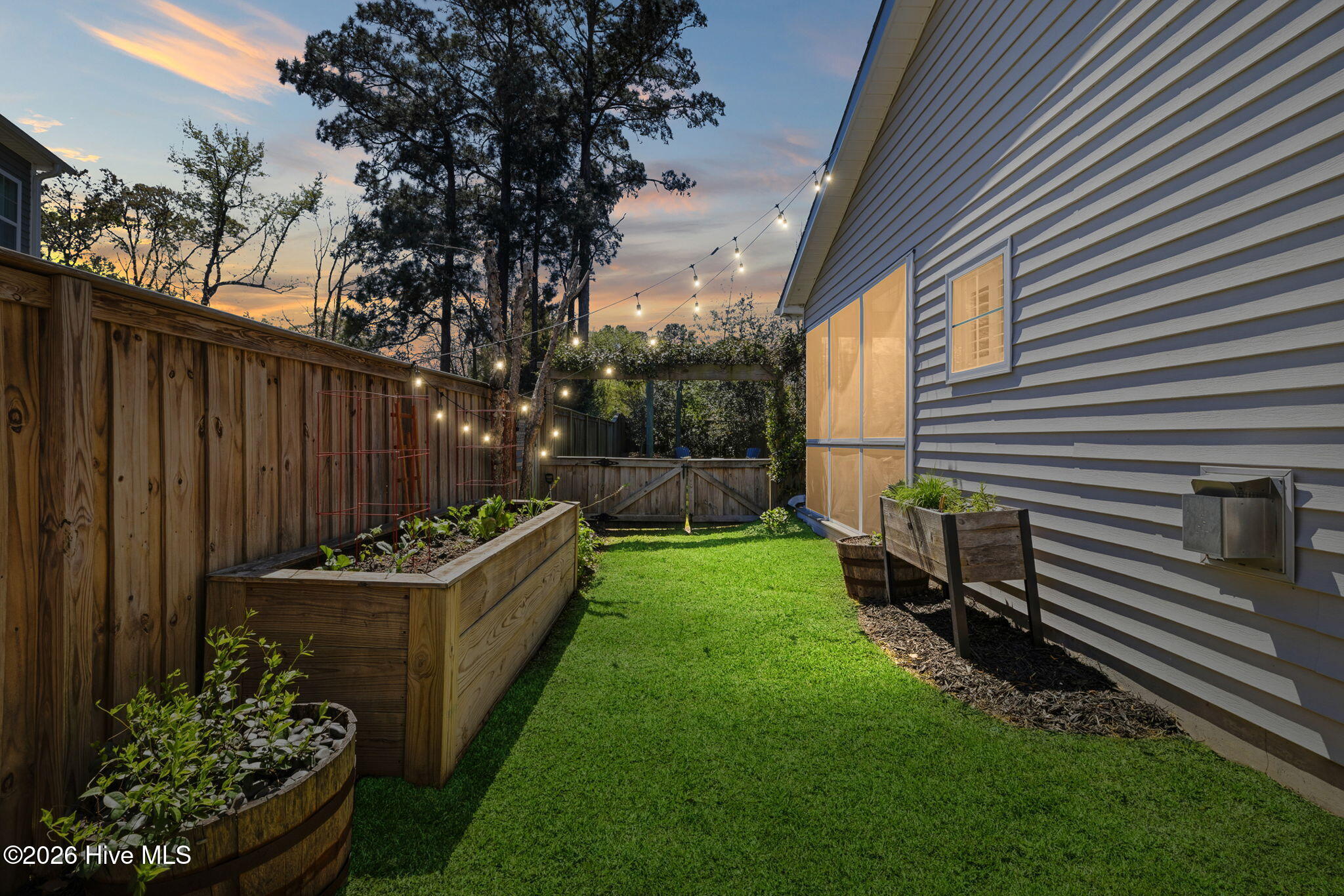 100565702 | Photo 40