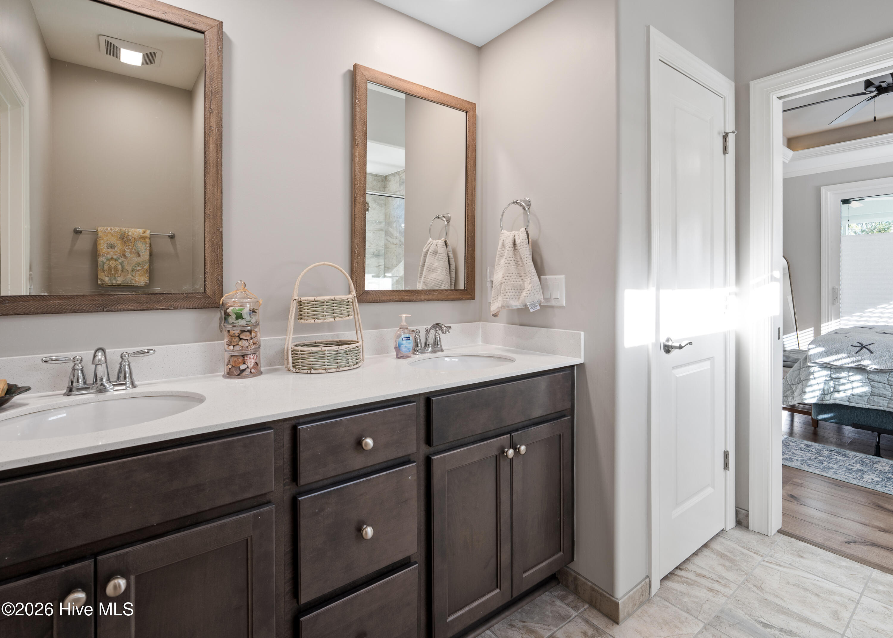 100547425 | Photo 30