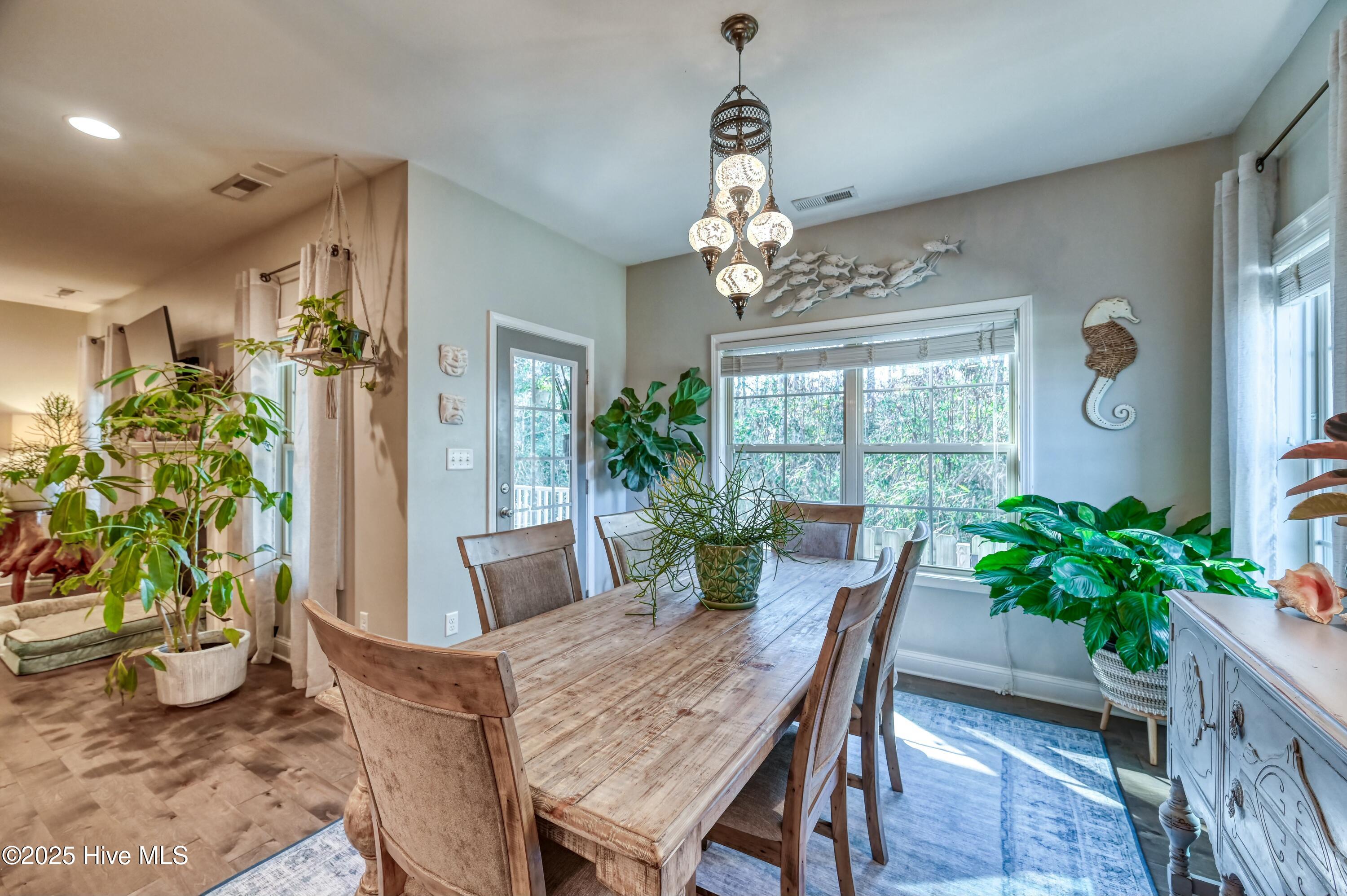 100561132 | Photo 15