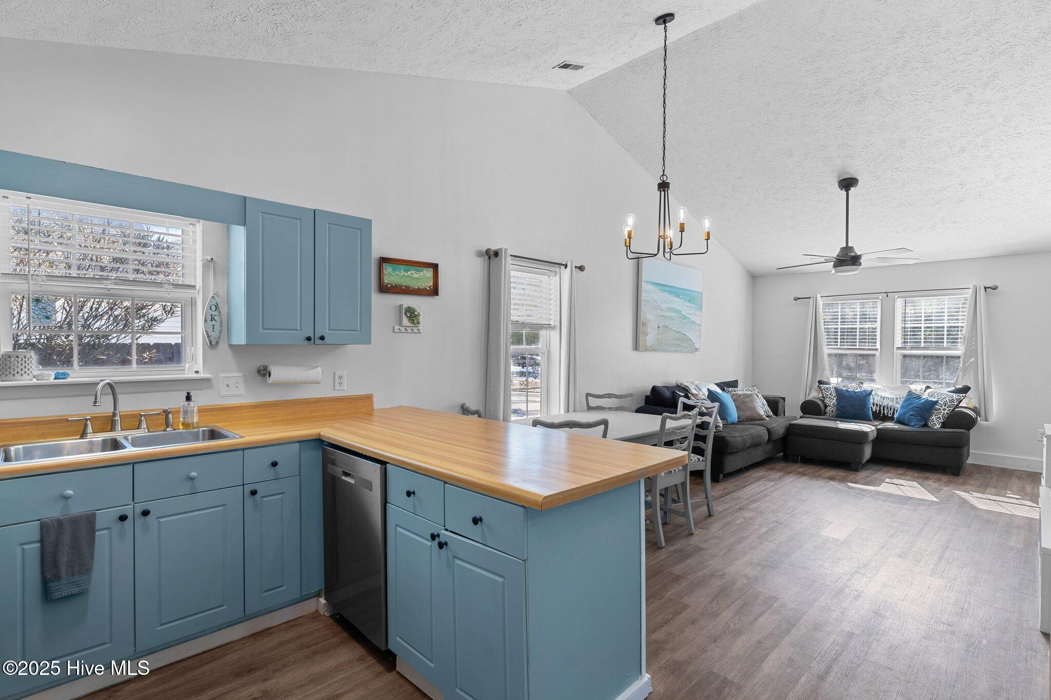 100557210 | Photo 10