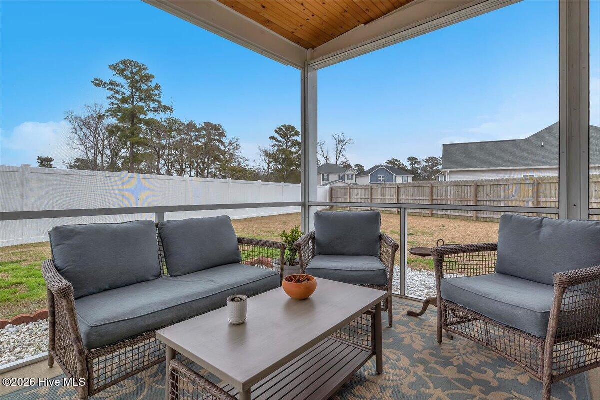 100558100 | Photo 48