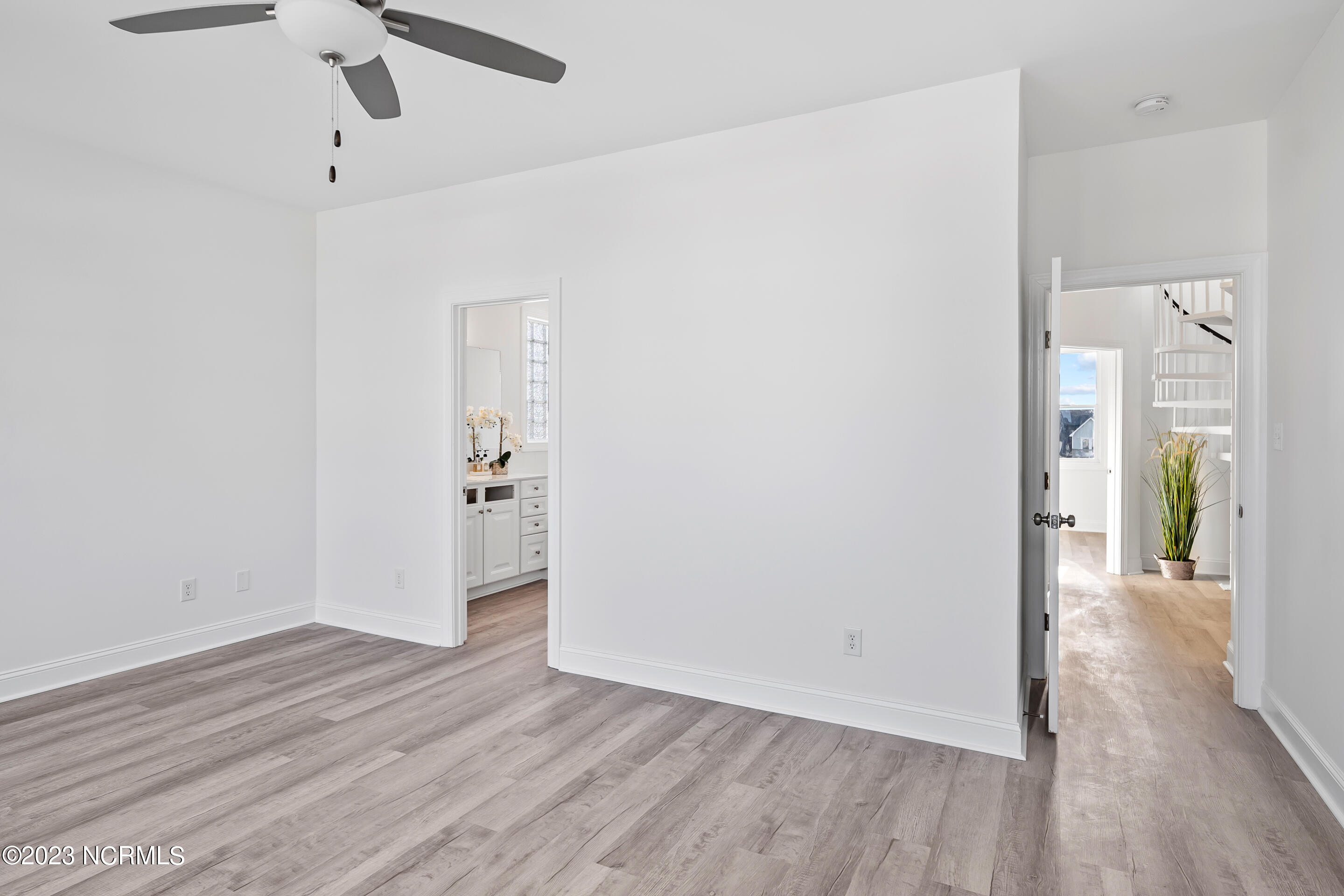 100525018 | Photo 16