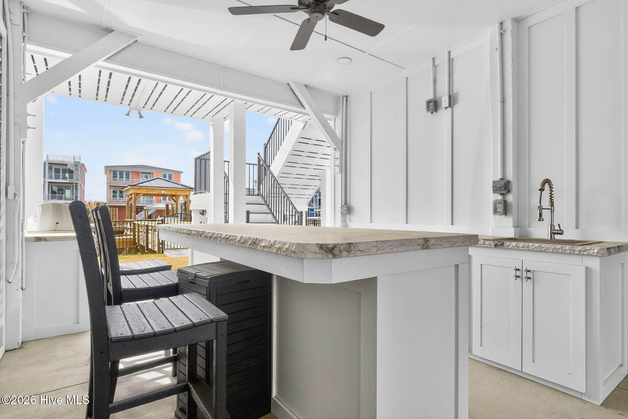 100561334 | Photo 71