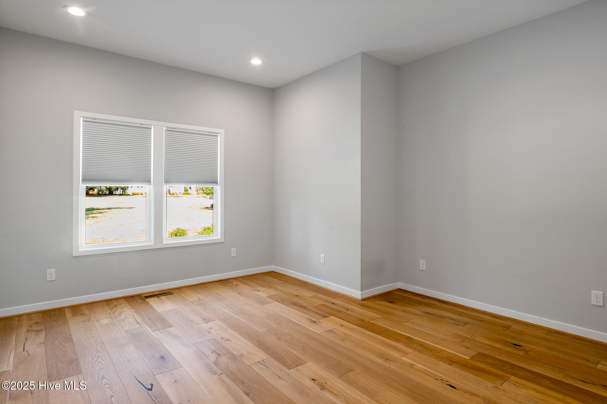 100540412 | Photo 35