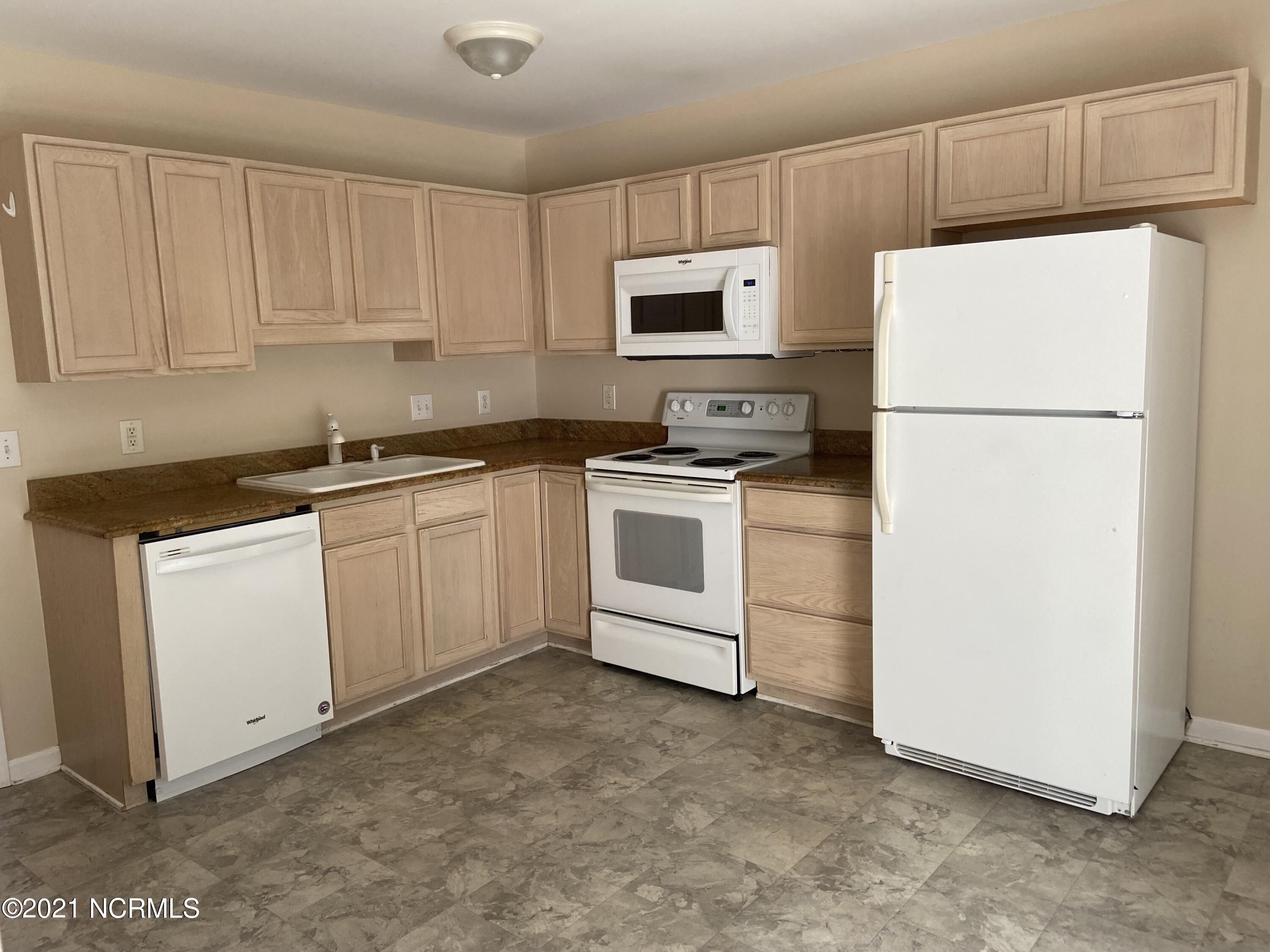 803 Courtyard W,Newport