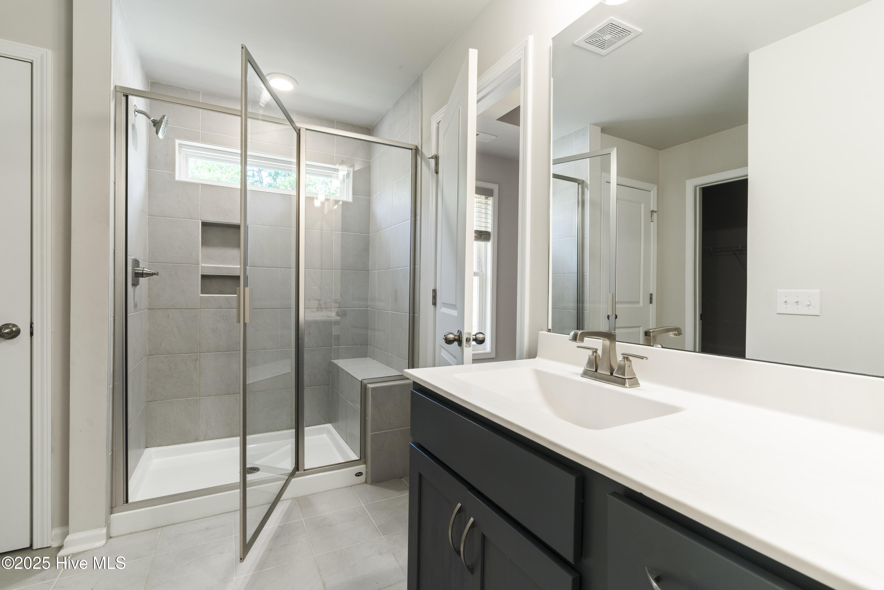 100516563 | Photo 24