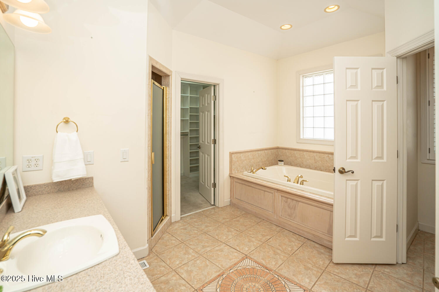 100510807 | Photo 33