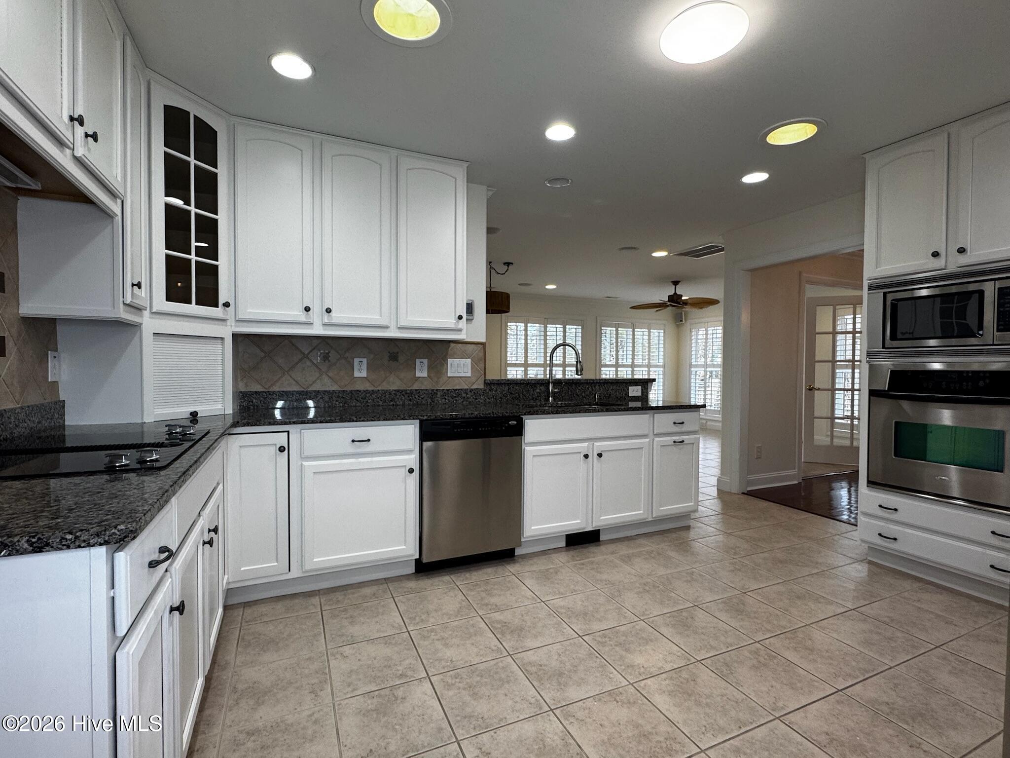 100558874 | Photo 11