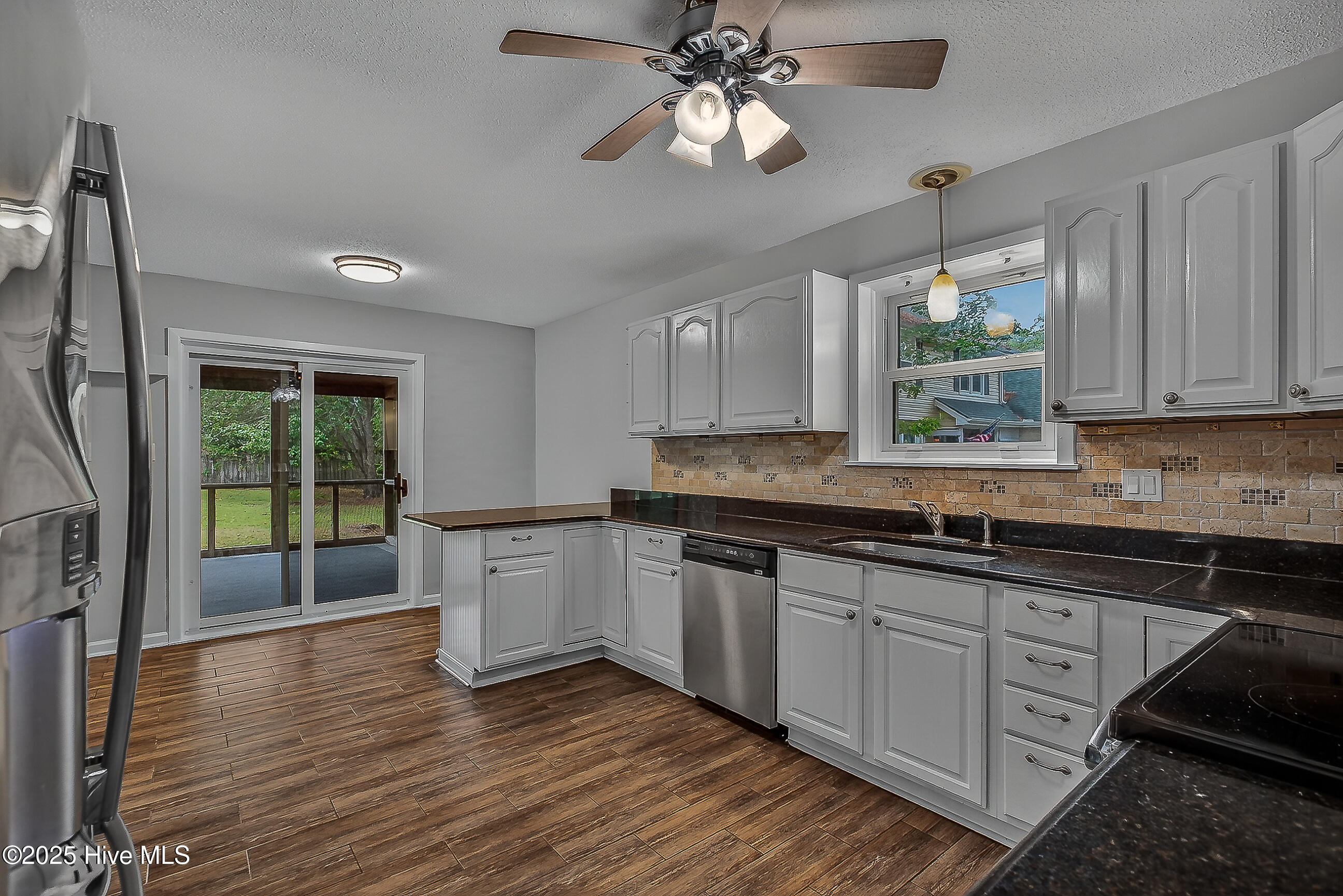 100531663 | Photo 10