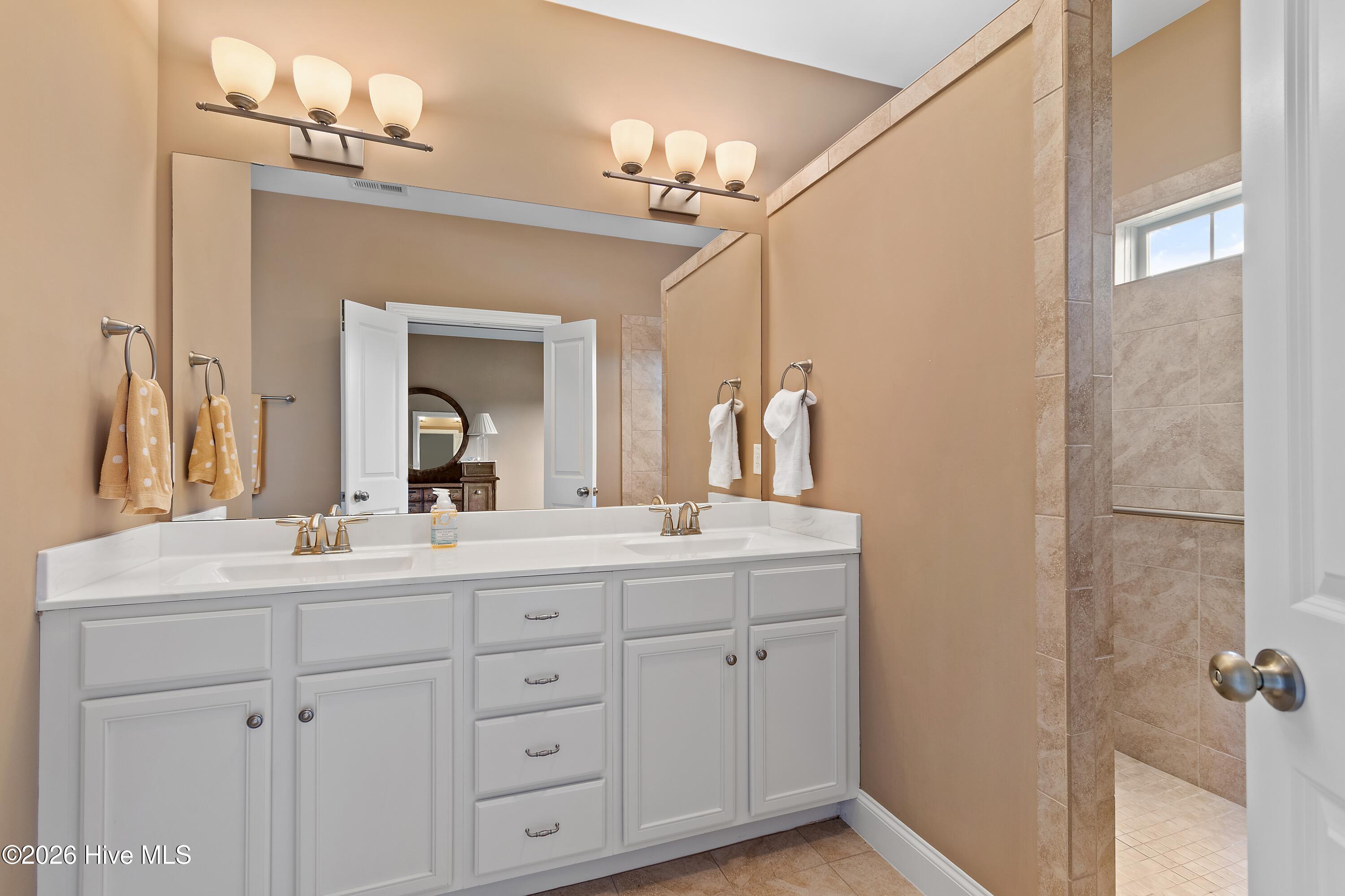 100565695 | Photo 25